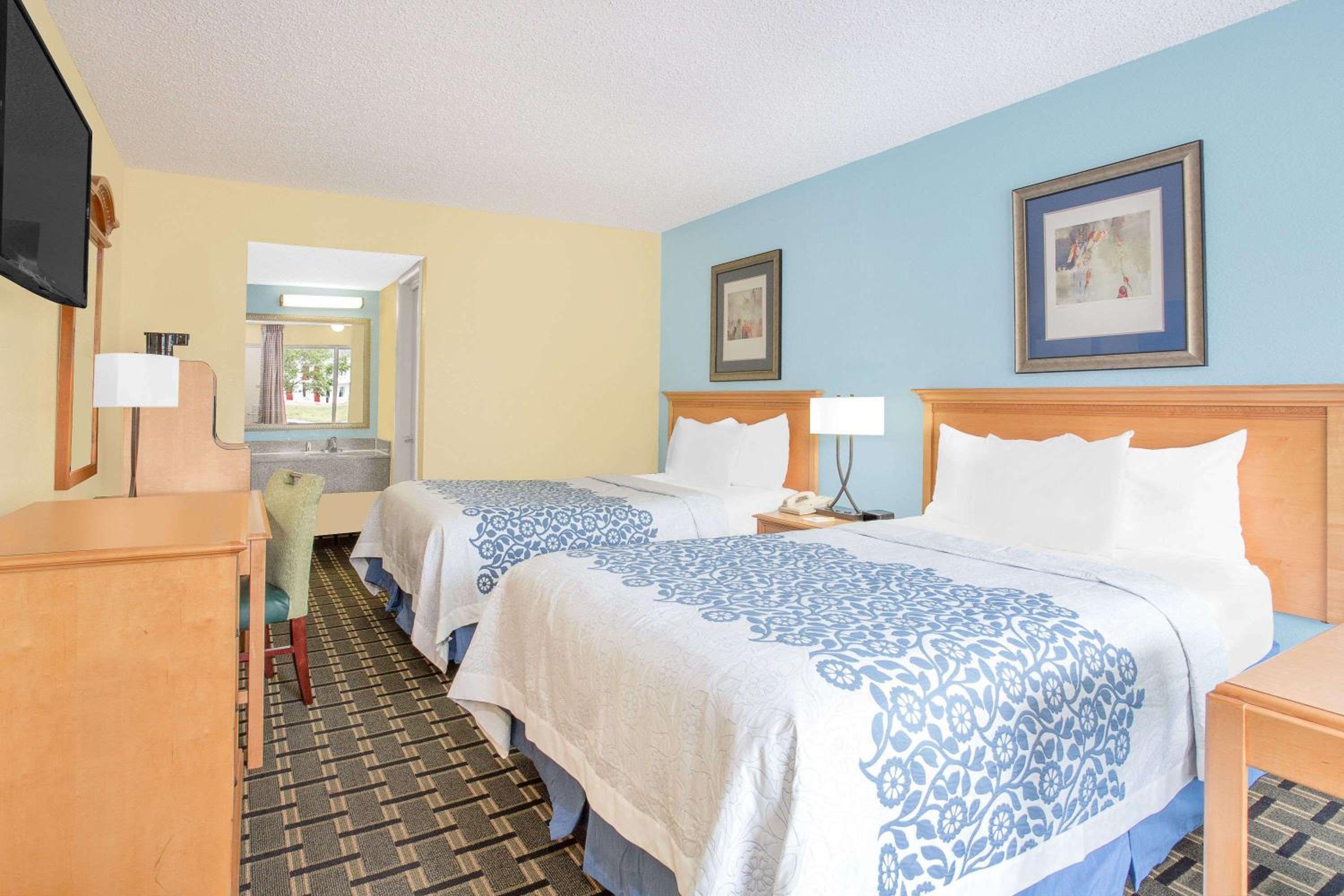 Double Room with Two Double Beds - Non-Smoking - Photo 3