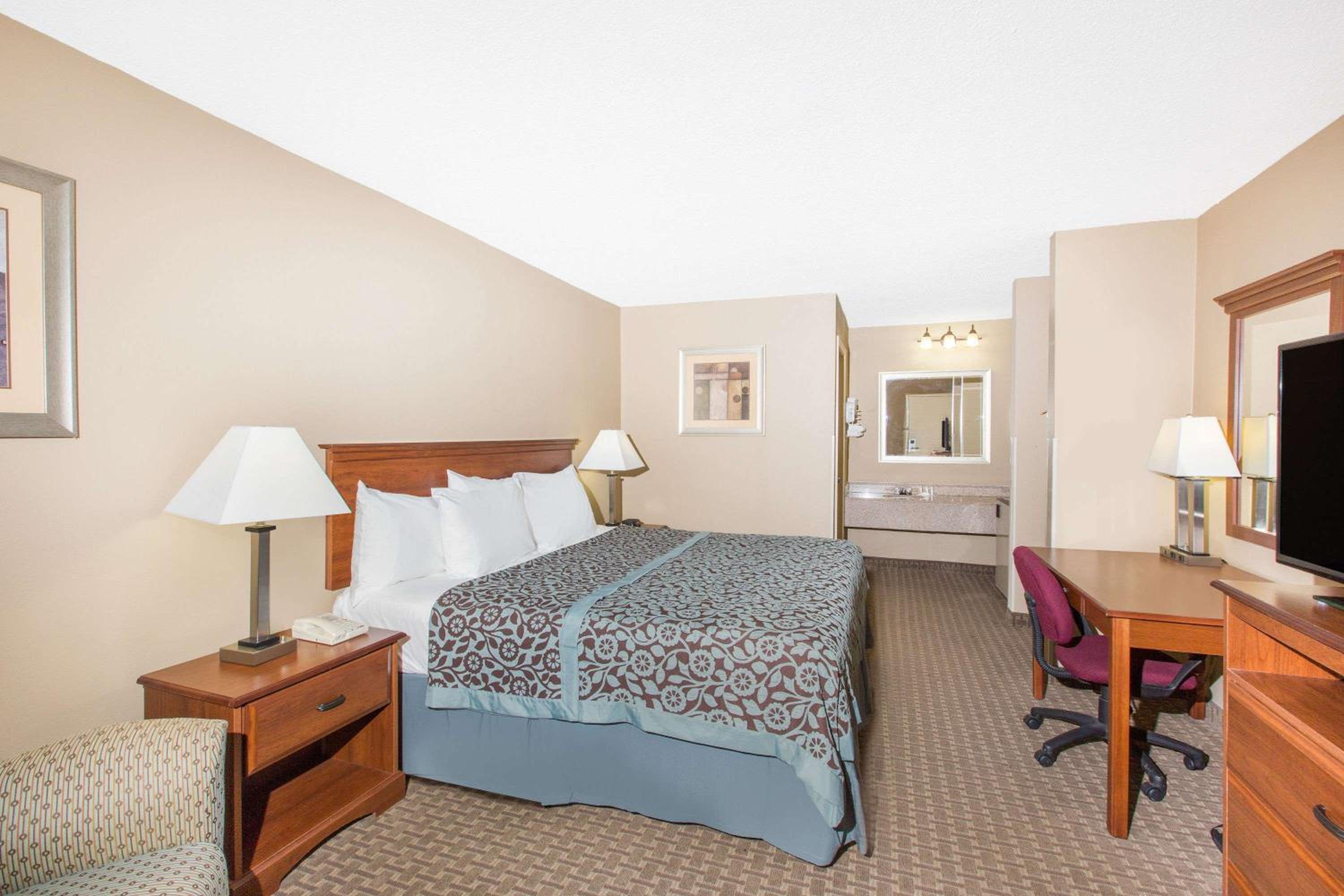 King Room - Non-Smoking - Photo 1