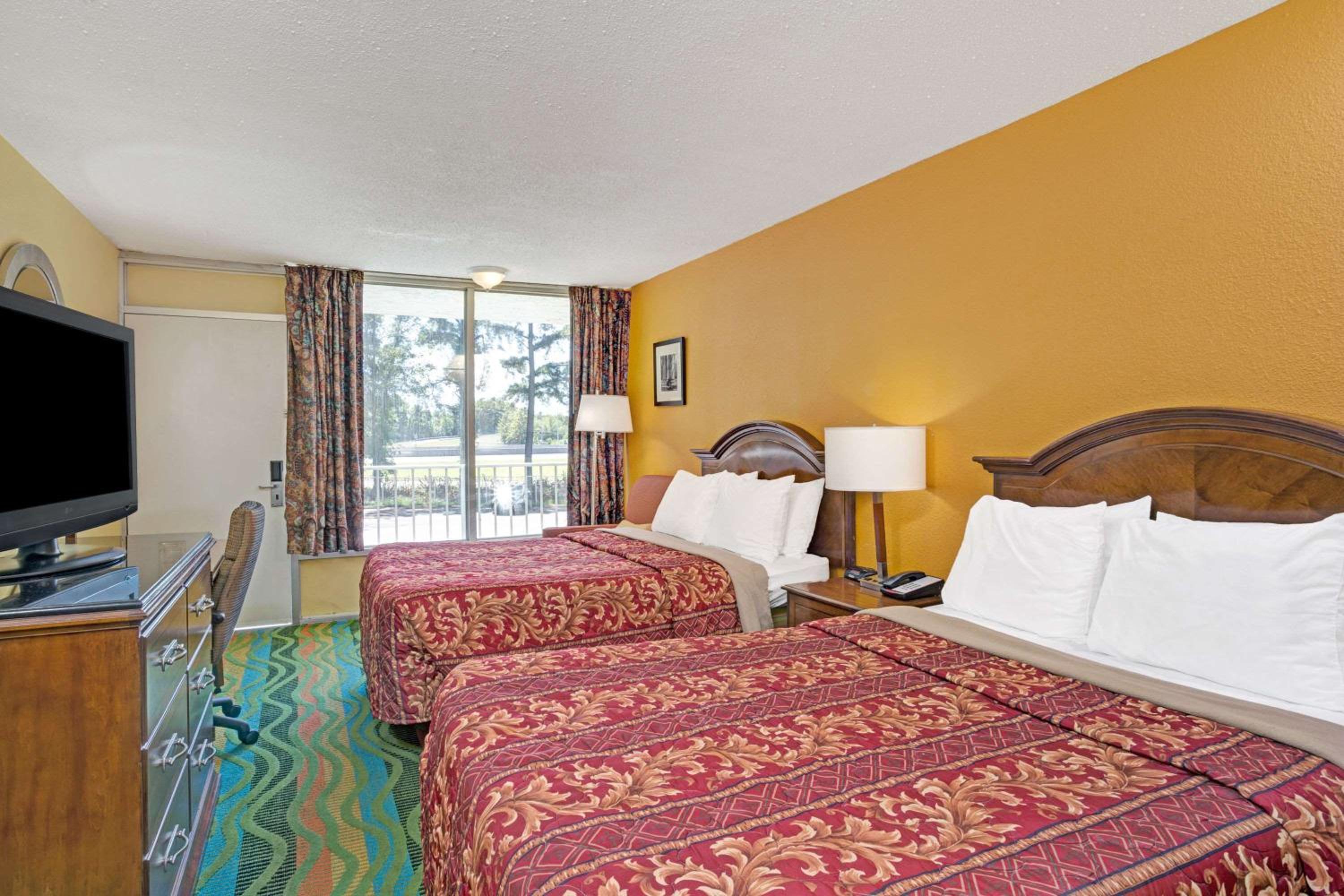 Double Room with Two Beds - Smoking photo 1