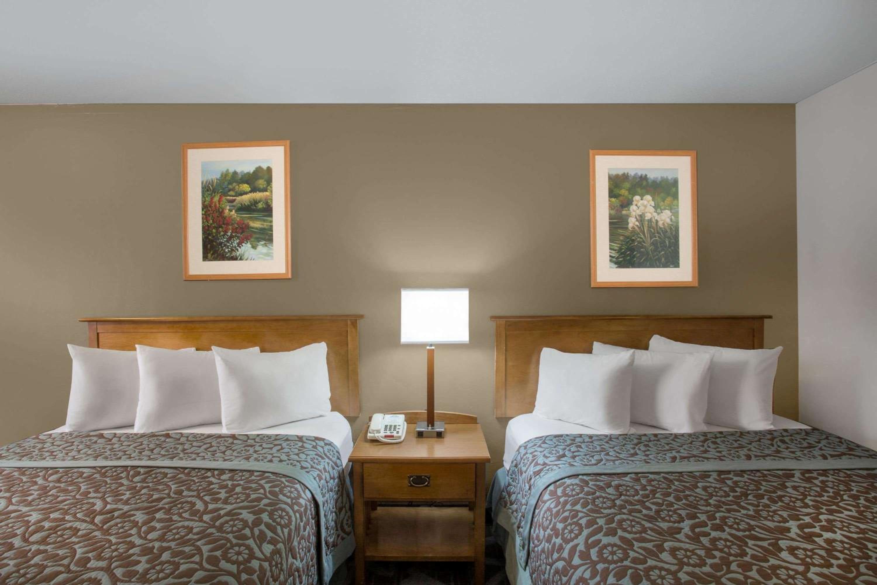 Queen Room with Two Queen Beds - Non-Smoking - Photo 6