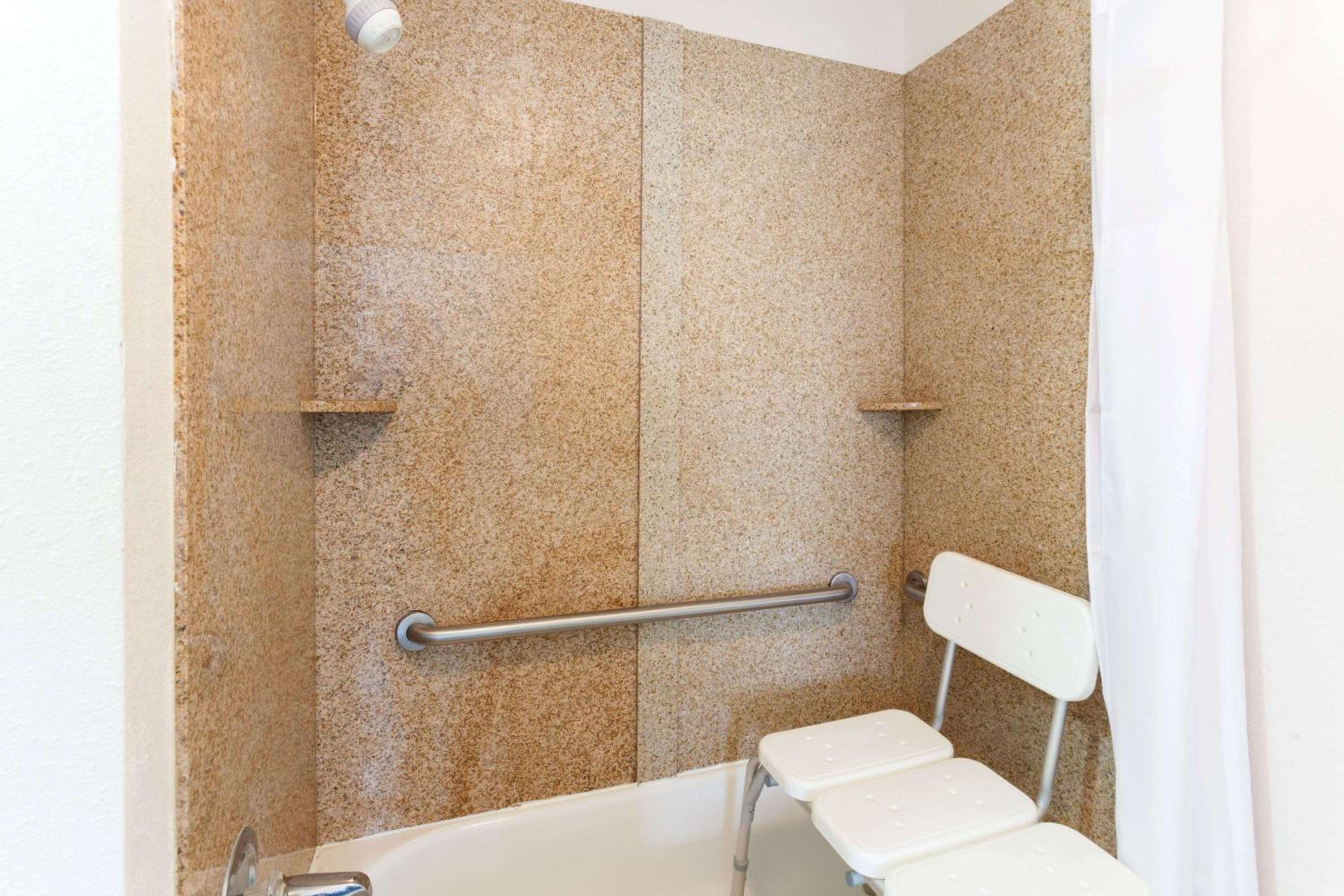 King Room - Mobility Access/Non-Smoking - Photo 3
