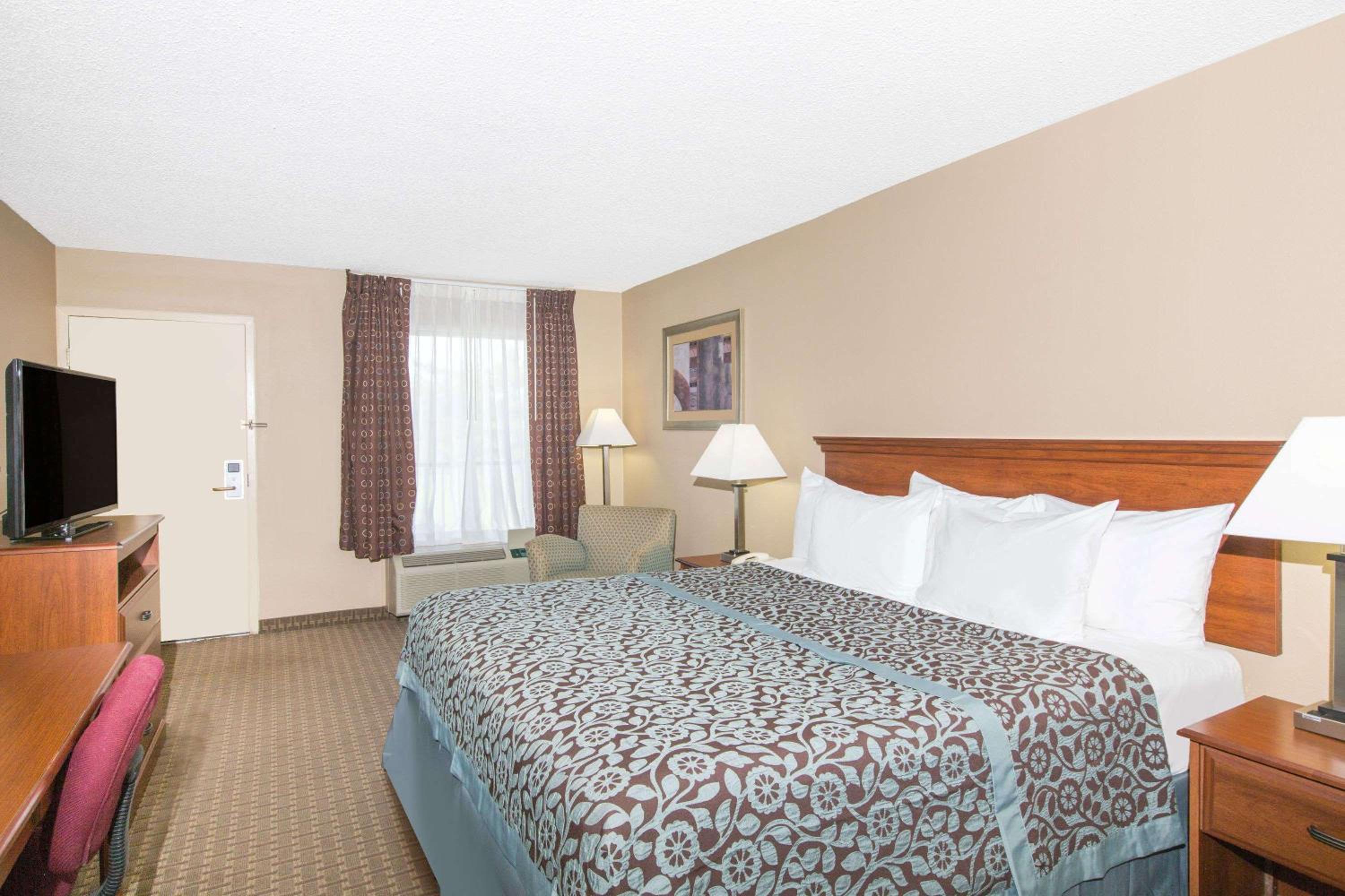 King Room - Non-Smoking - Photo 2