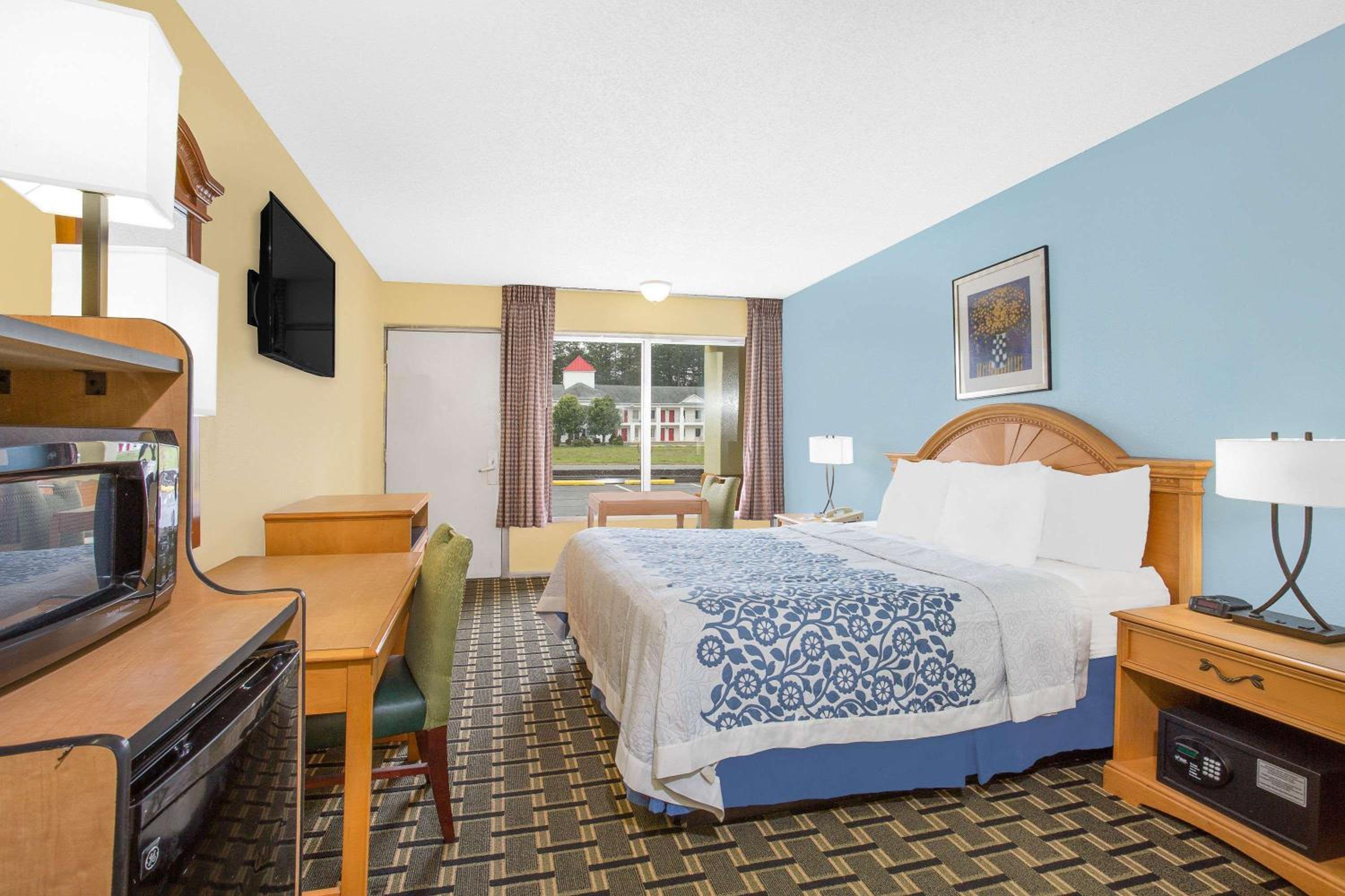 King Room - Non-Smoking - Photo 5