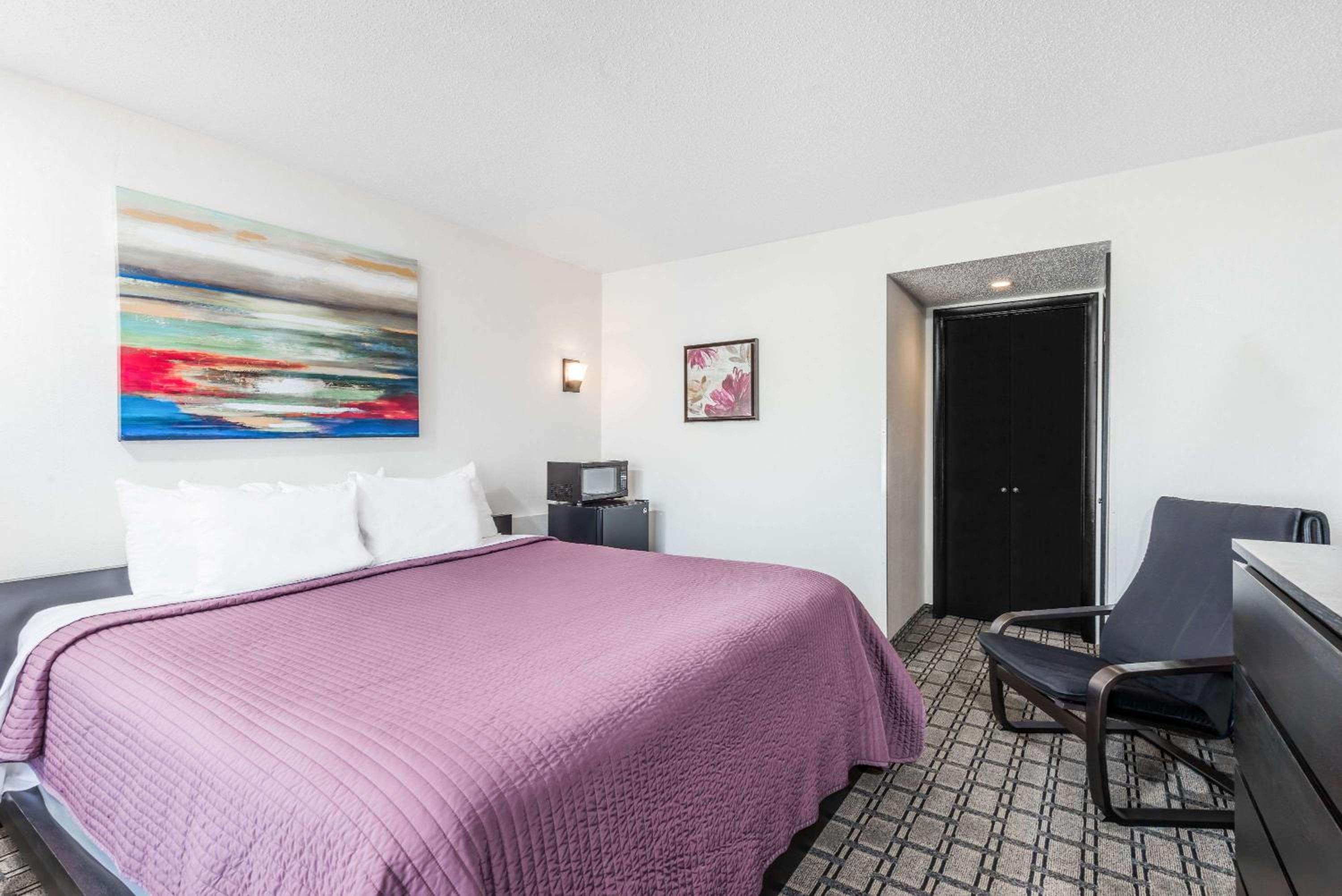Queen Room - Non-Smoking - Photo 3