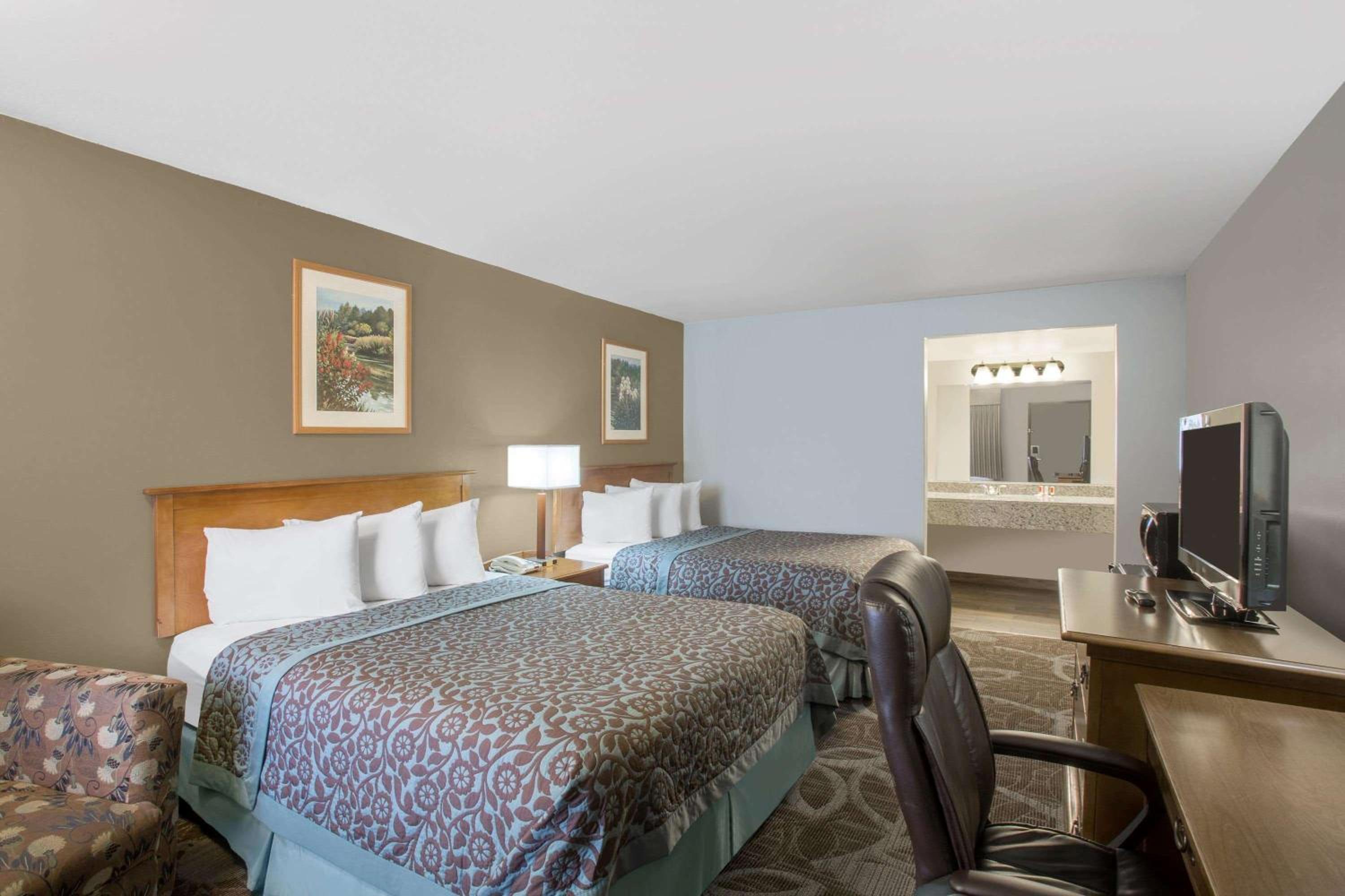 Queen Room with Two Queen Beds - Non-Smoking - Photo 5