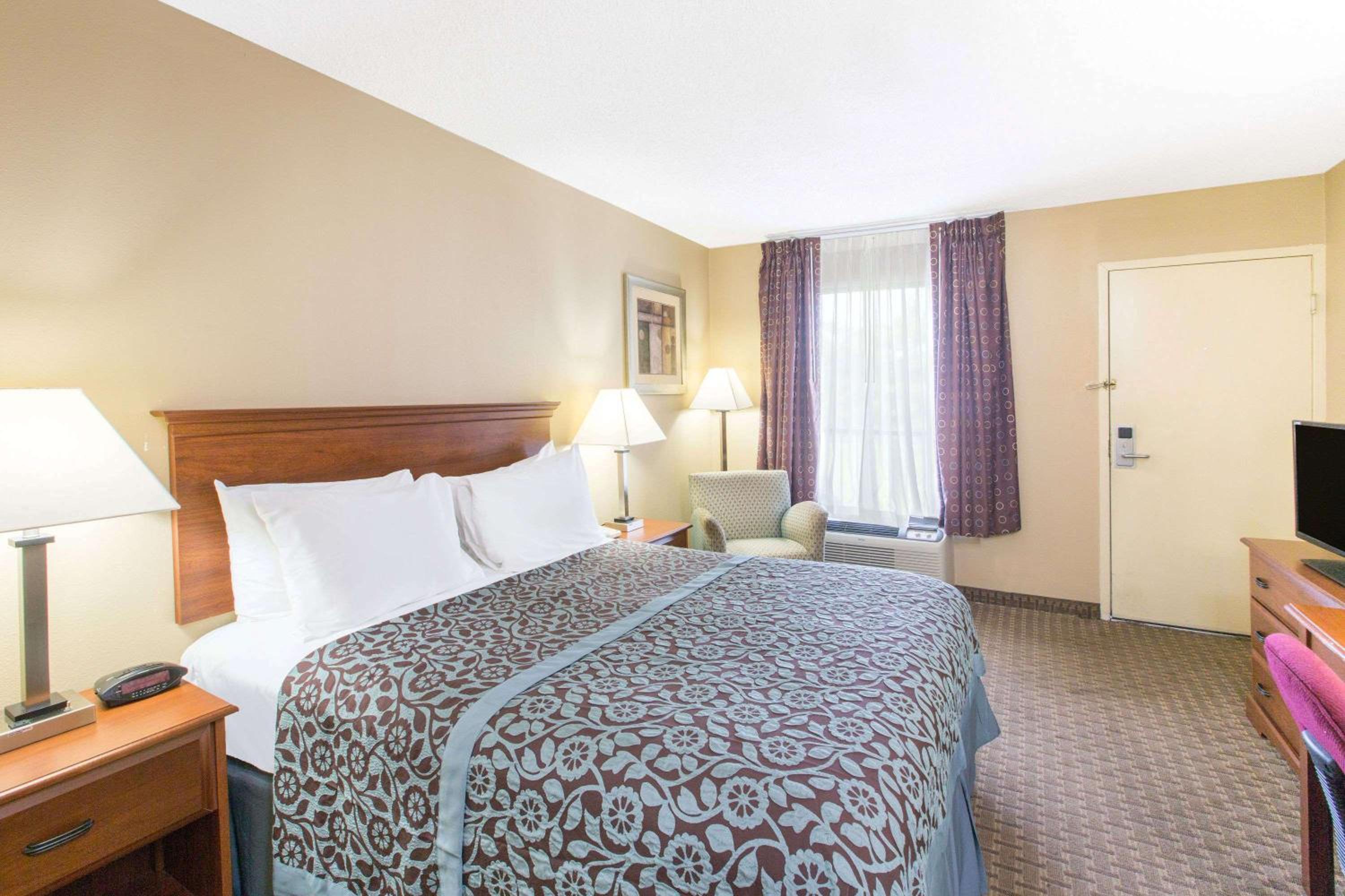 King Room - Non-Smoking - Photo 3