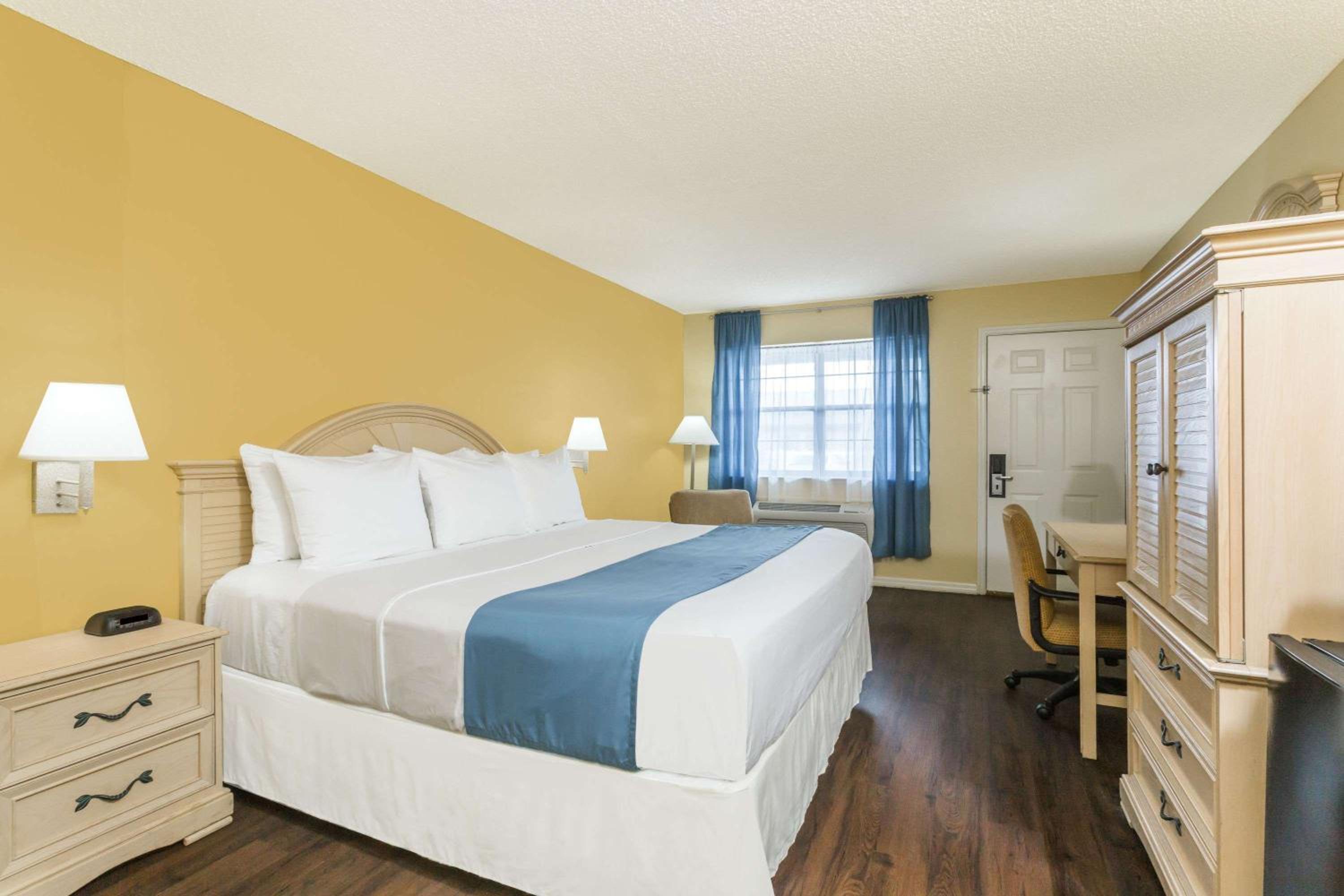 King Room - Non-Smoking - Photo 1
