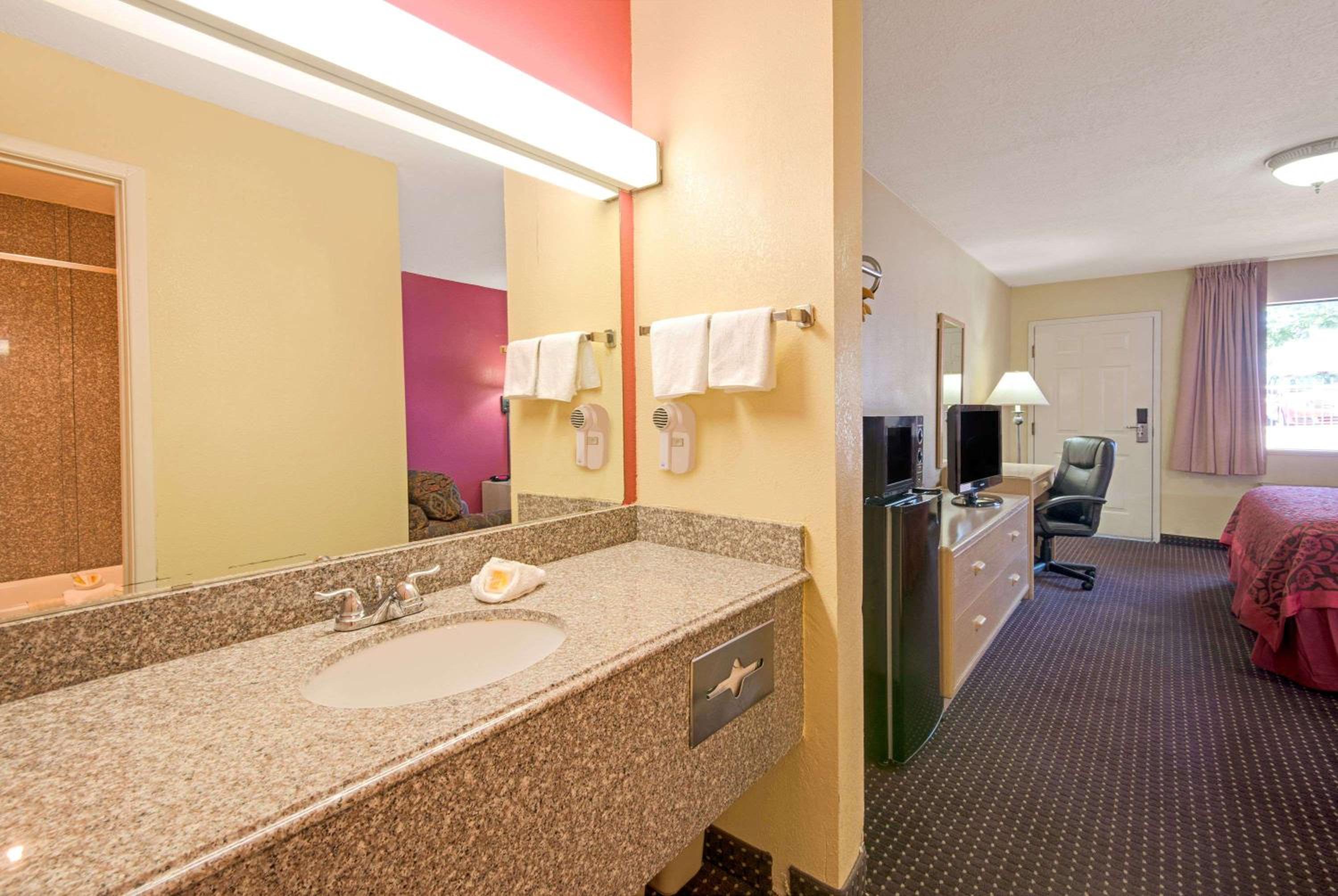 King Room - Non-Smoking - Photo 1