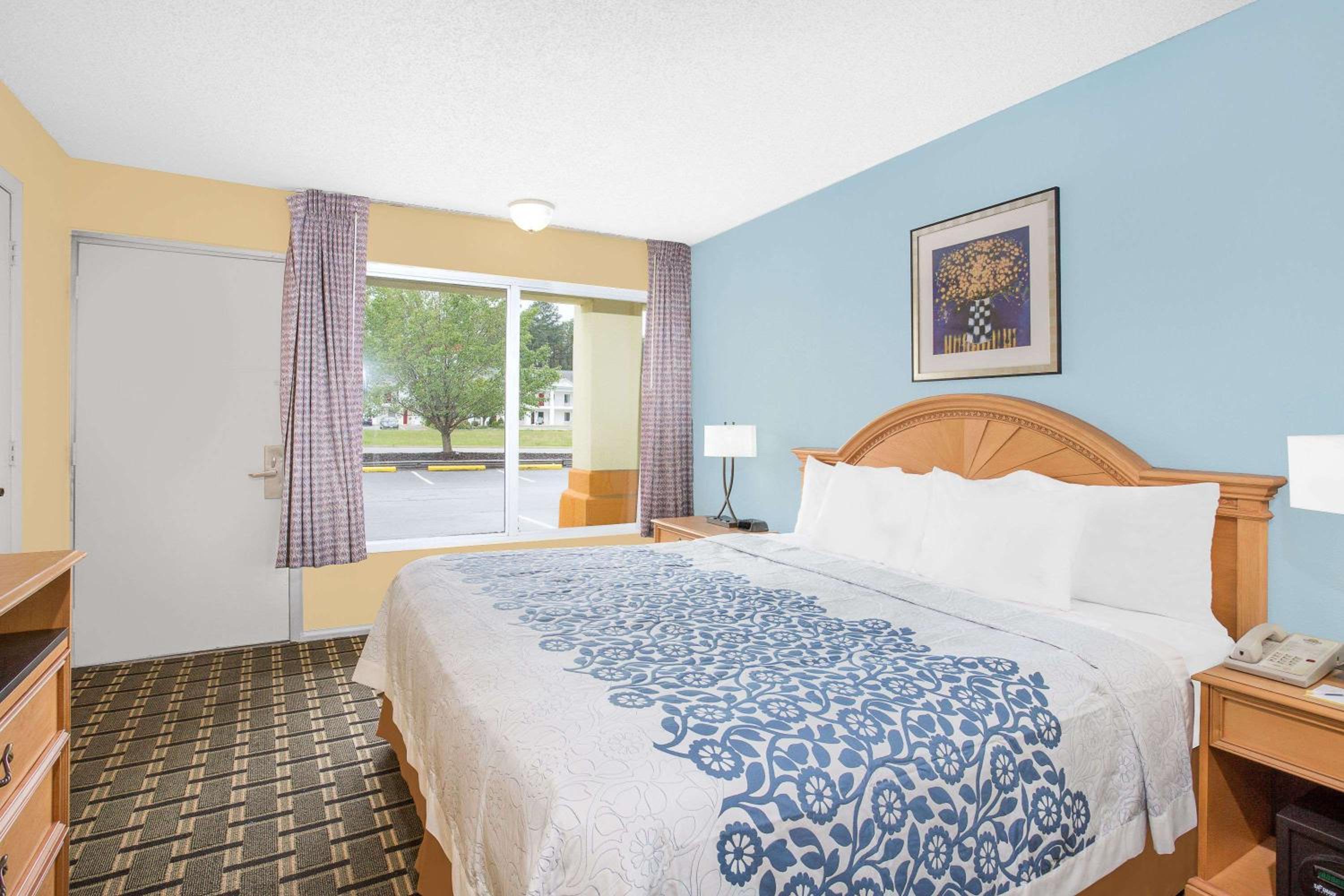 King Room - Non-Smoking - Photo 6