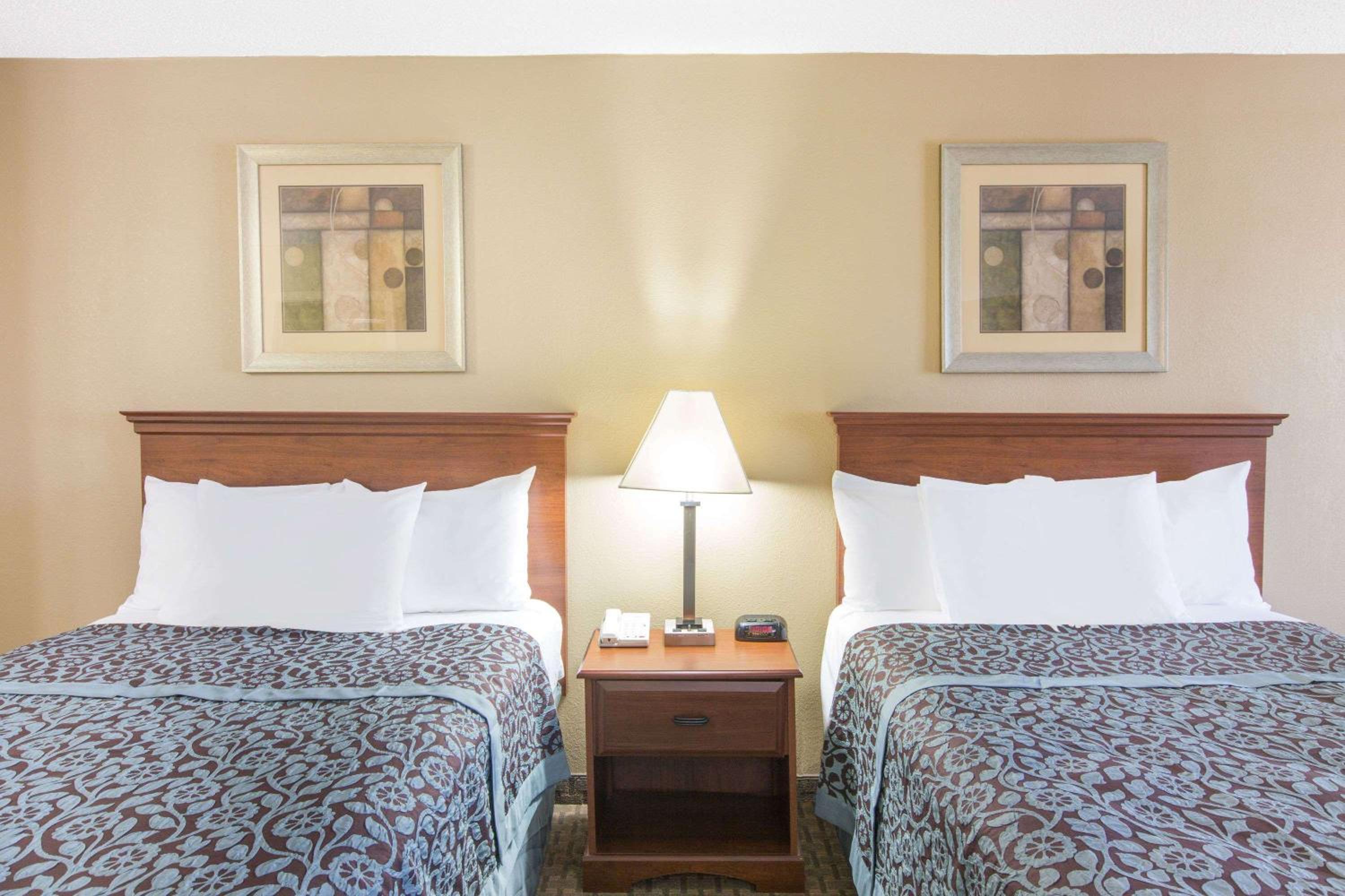 Double Room with Two Double Beds - Non-Smoking - Photo 3
