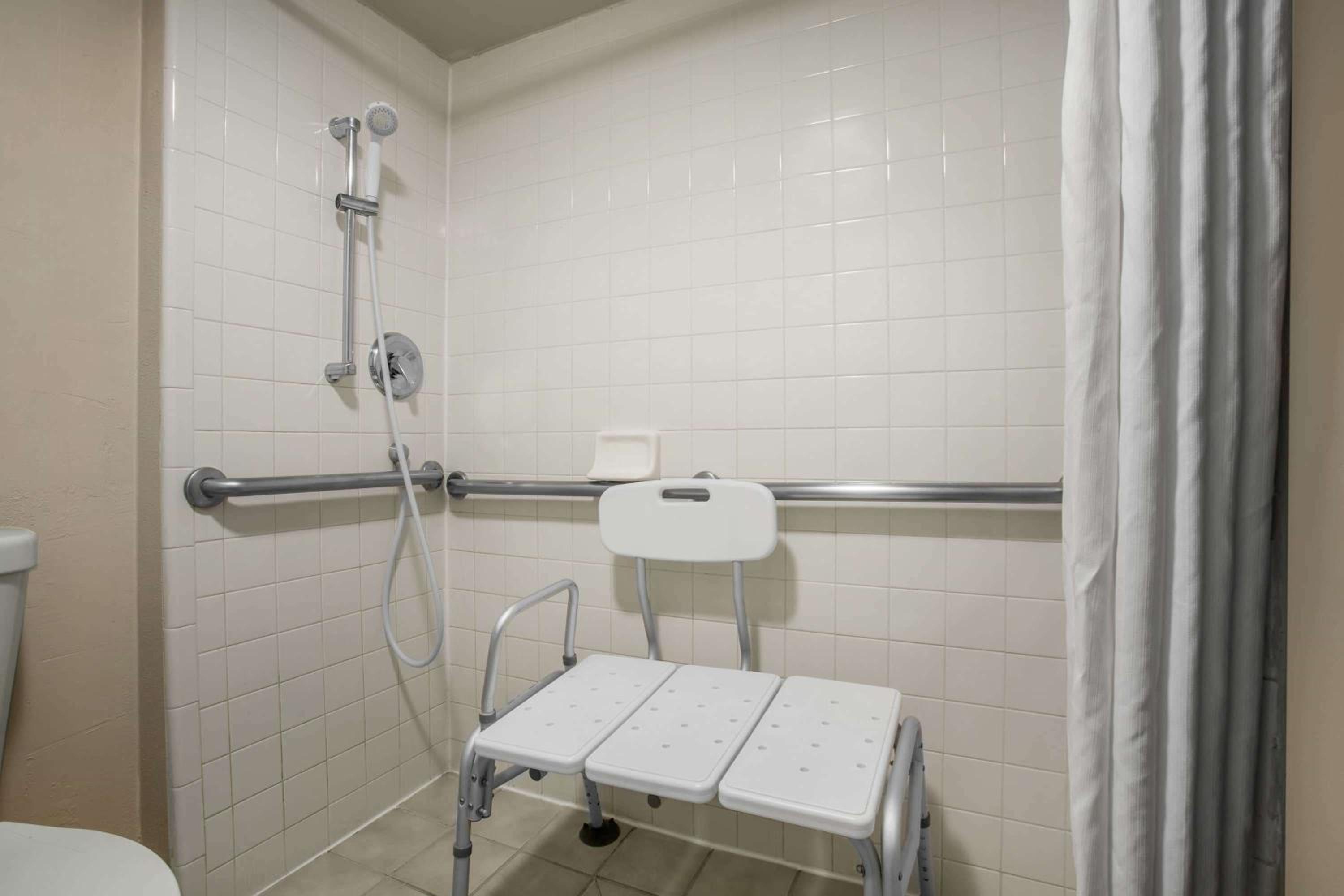 King Room - Disability Access/Non-Smoking - Photo 4