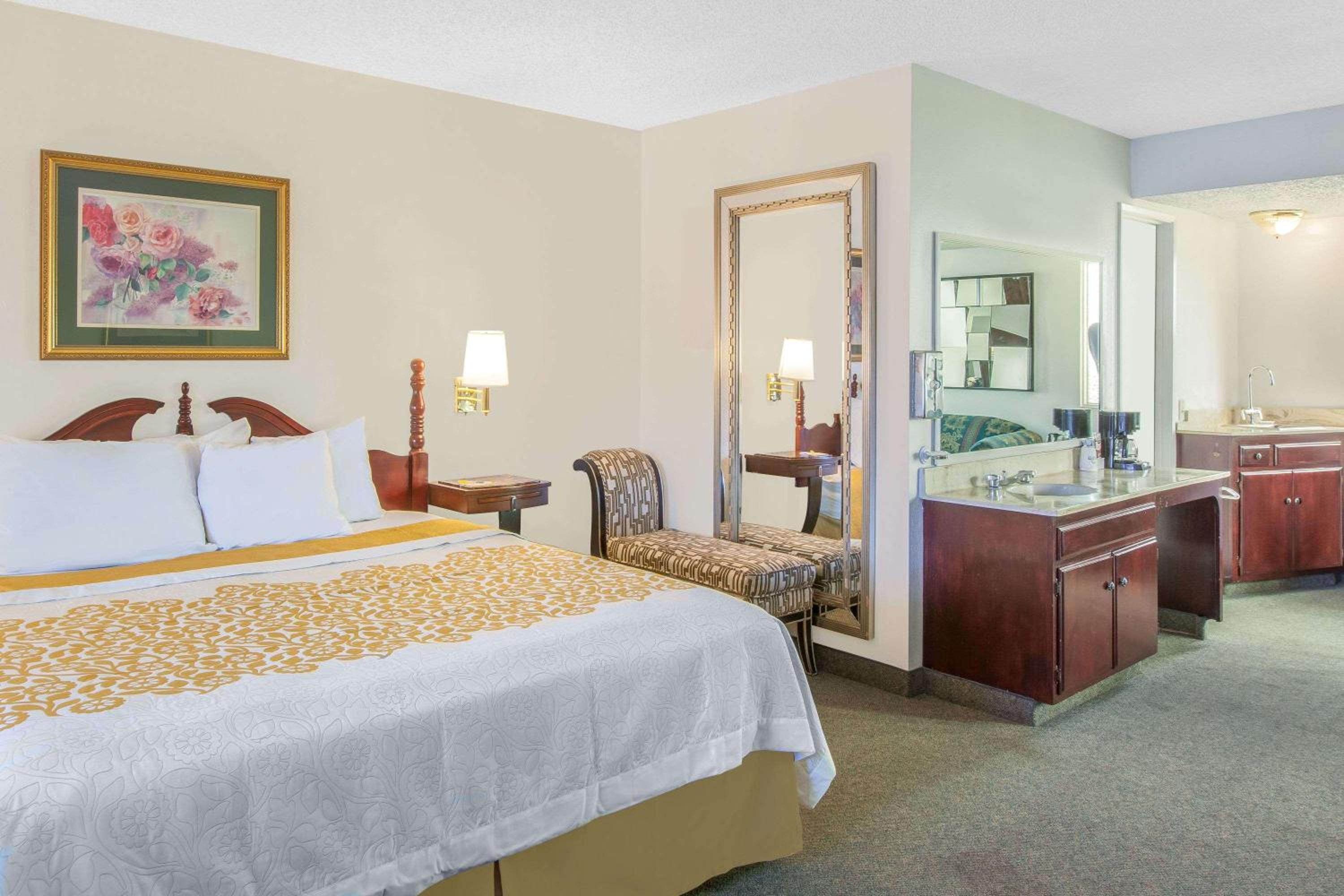 King Room - Non-Smoking - Photo 1
