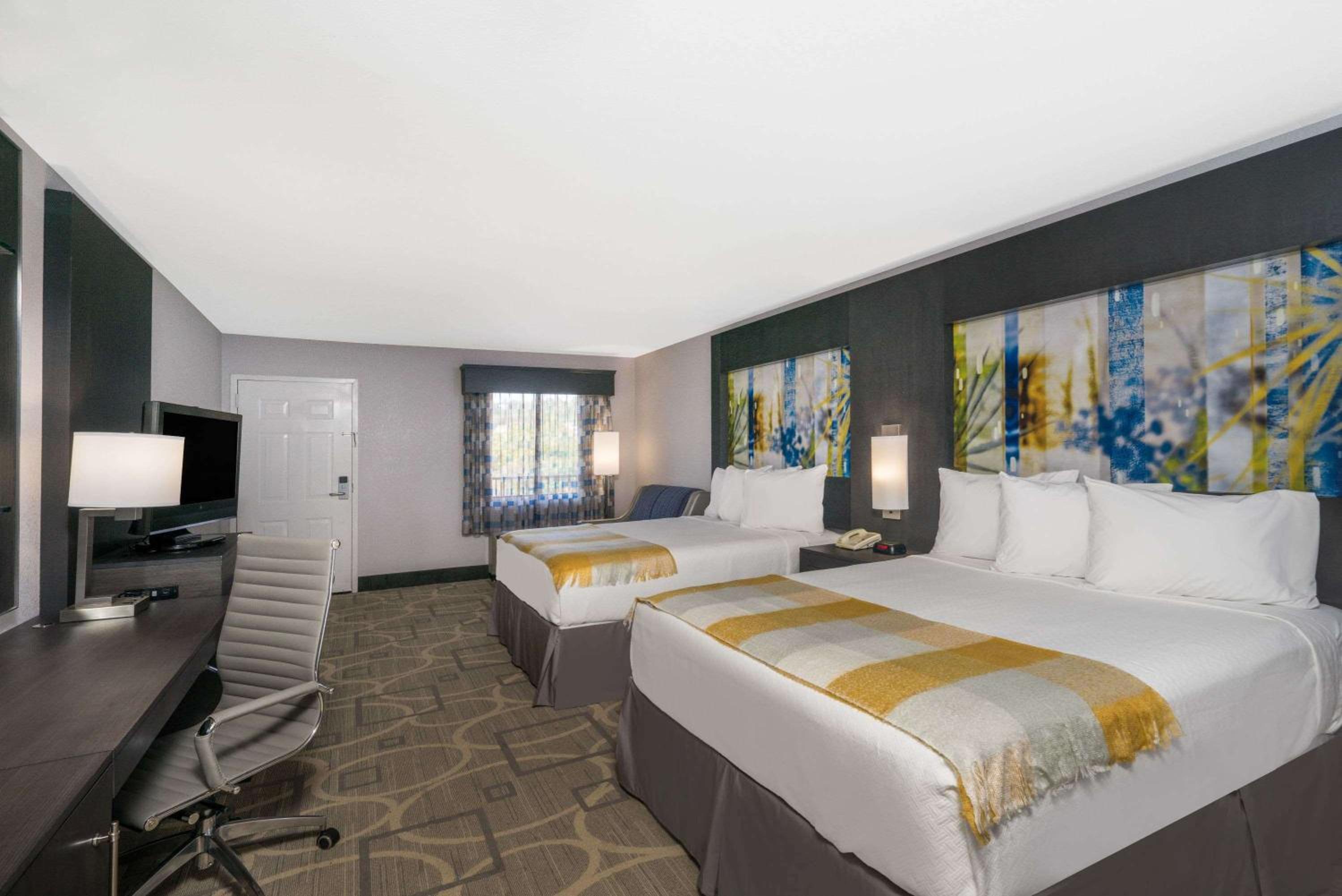 Queen Room with Two Queen Beds - Non-Smoking photo 1