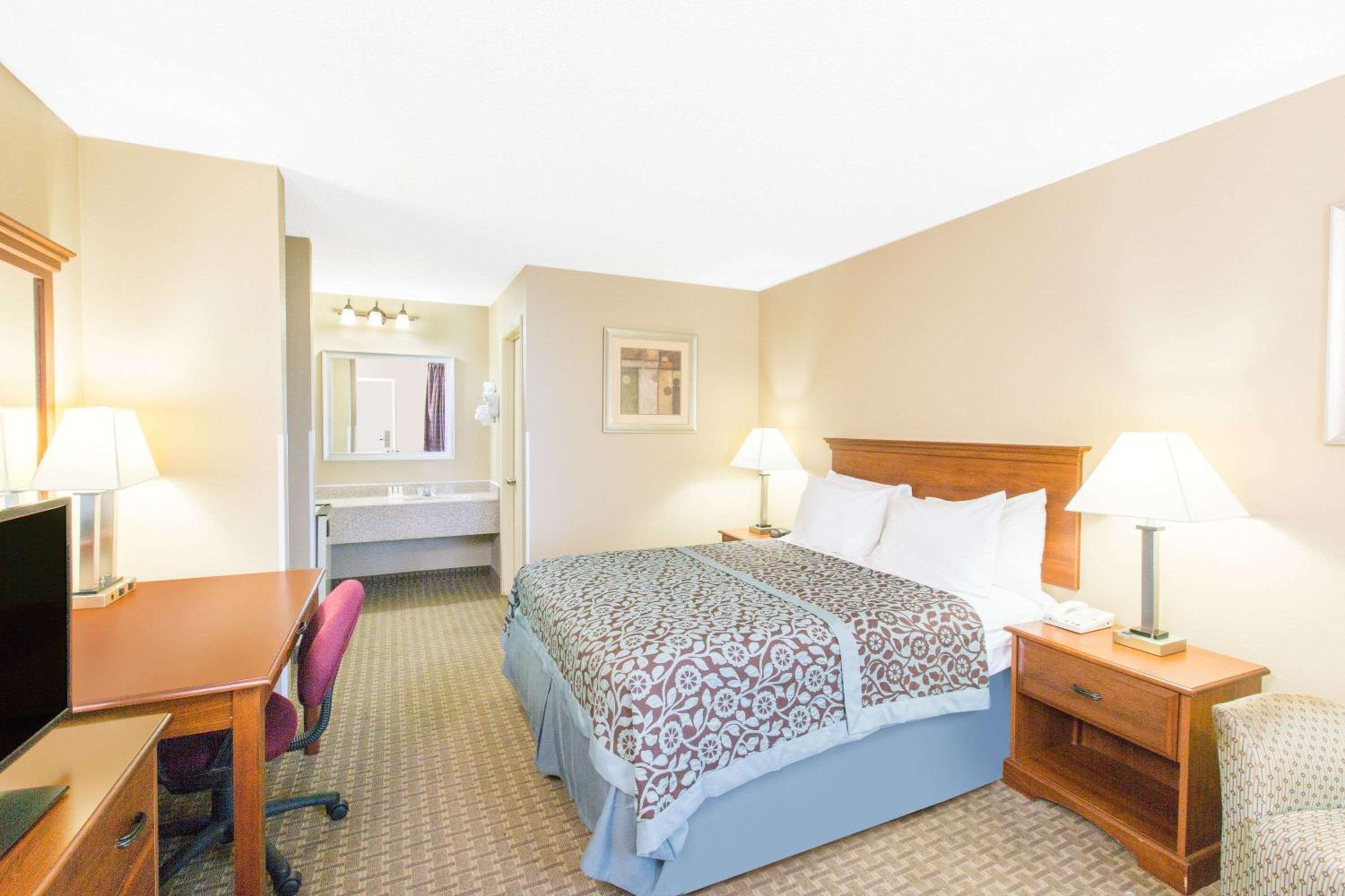 King Room - Non-Smoking - Photo 4