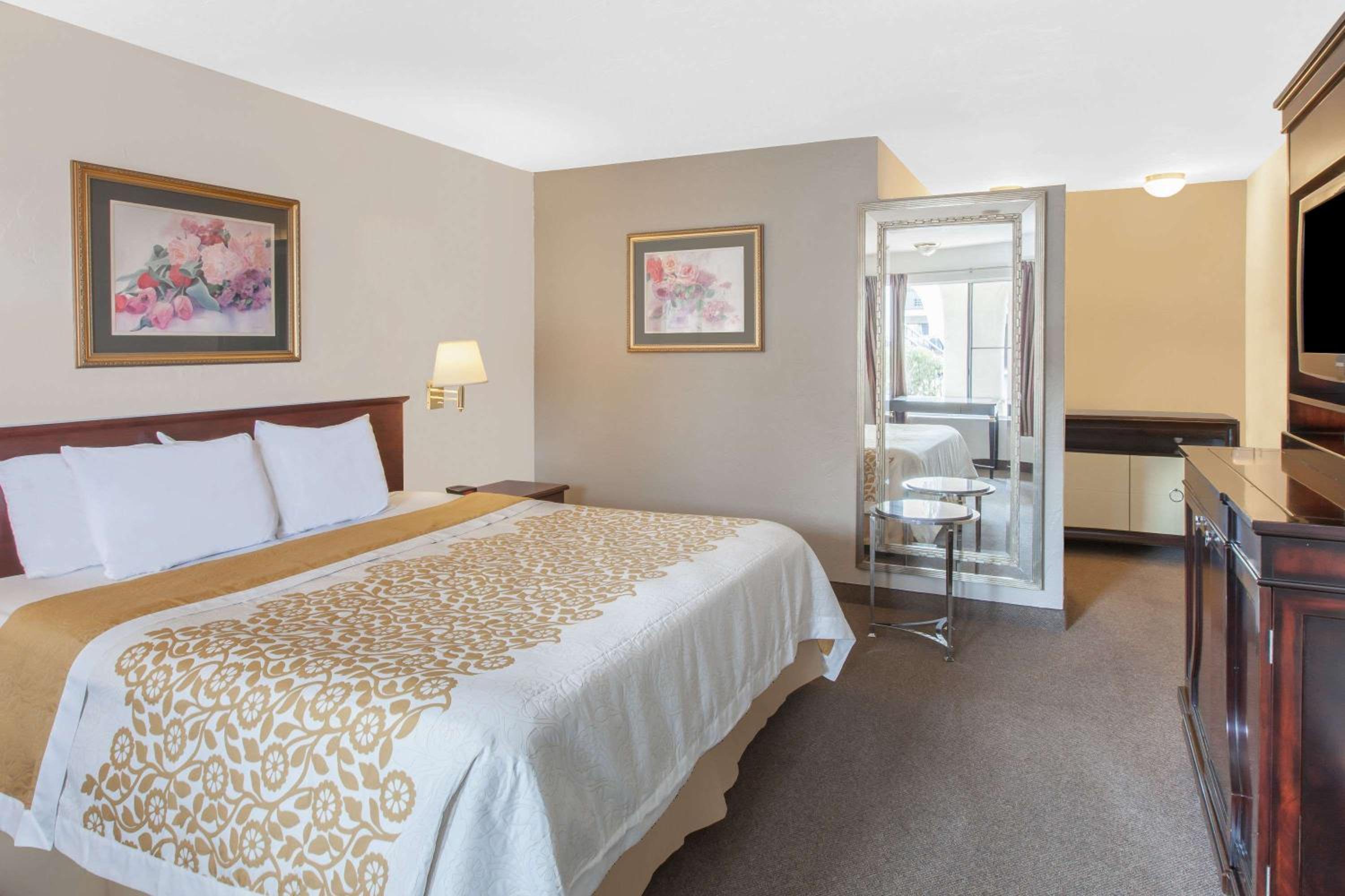 King Room - Non-Smoking - Photo 3