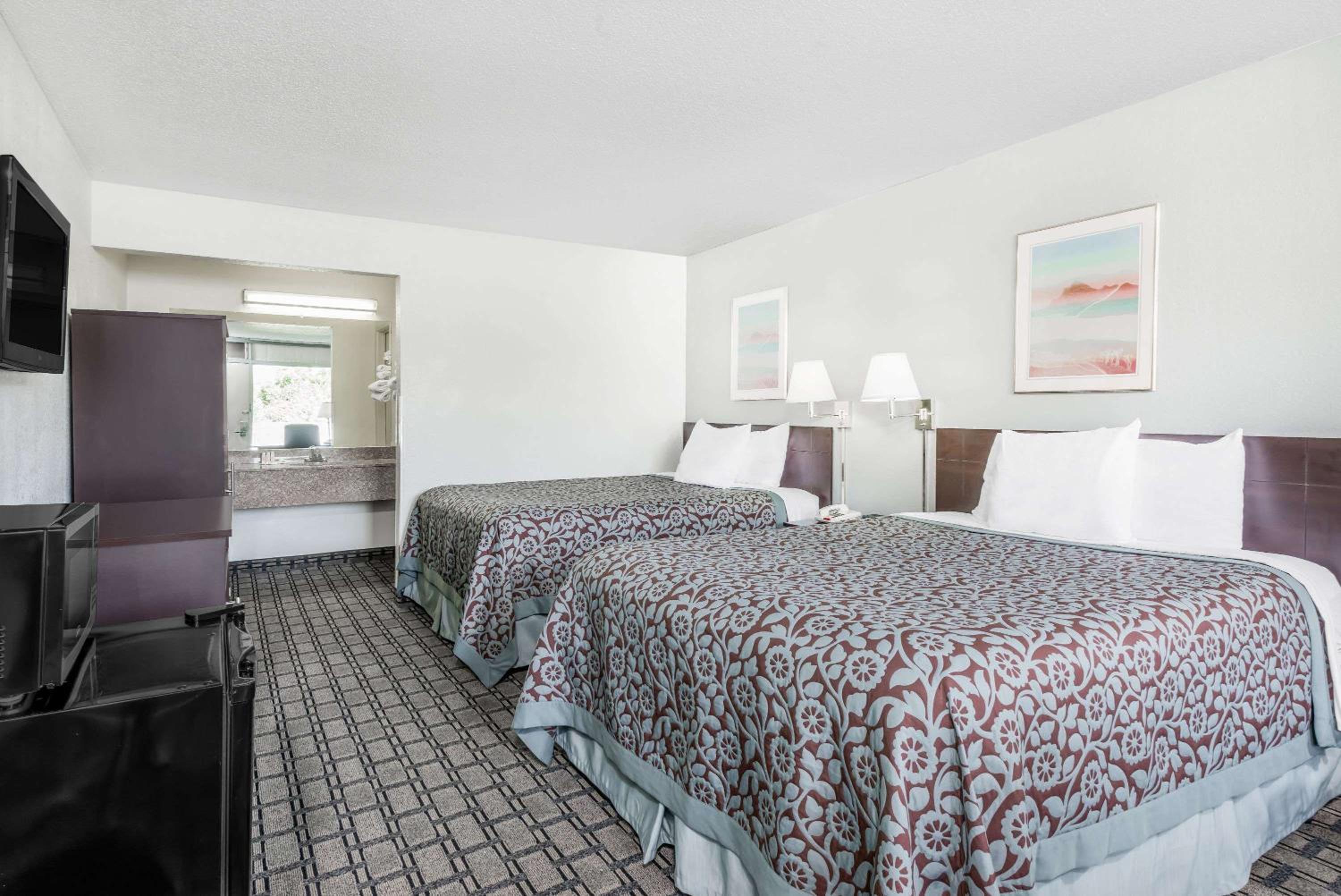 Queen Room with Two Queen Beds - Non-Smoking - Photo 1