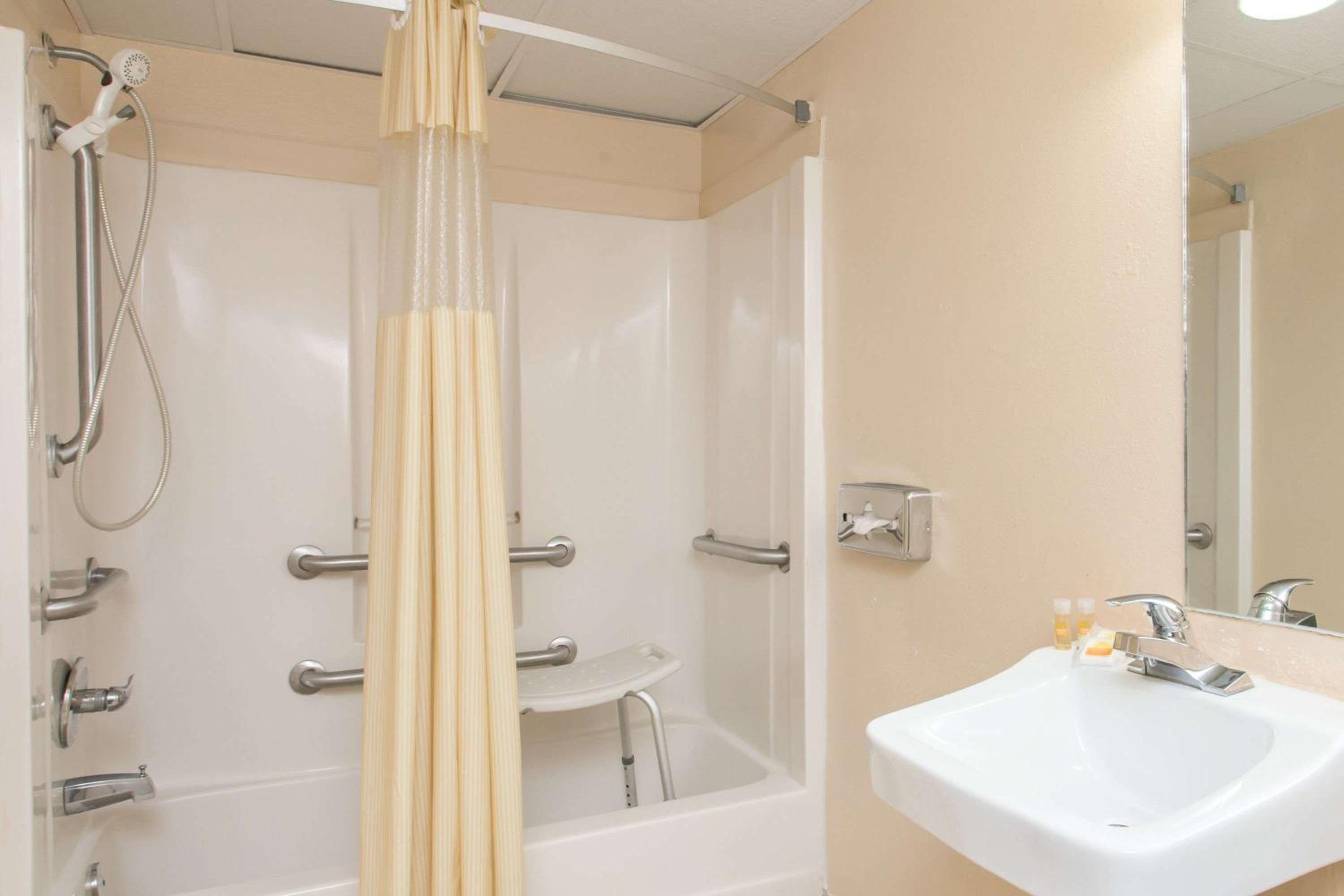 Queen Room with Bathtub with Grab Bars - Mobility Access/Non-Smoking - Photo 2