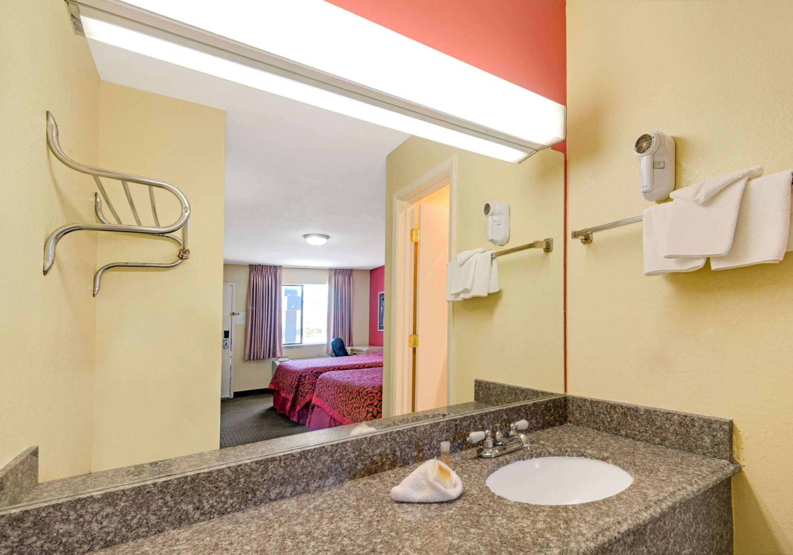 Queen Room with Two Queen Beds - Smoking - Photo 9