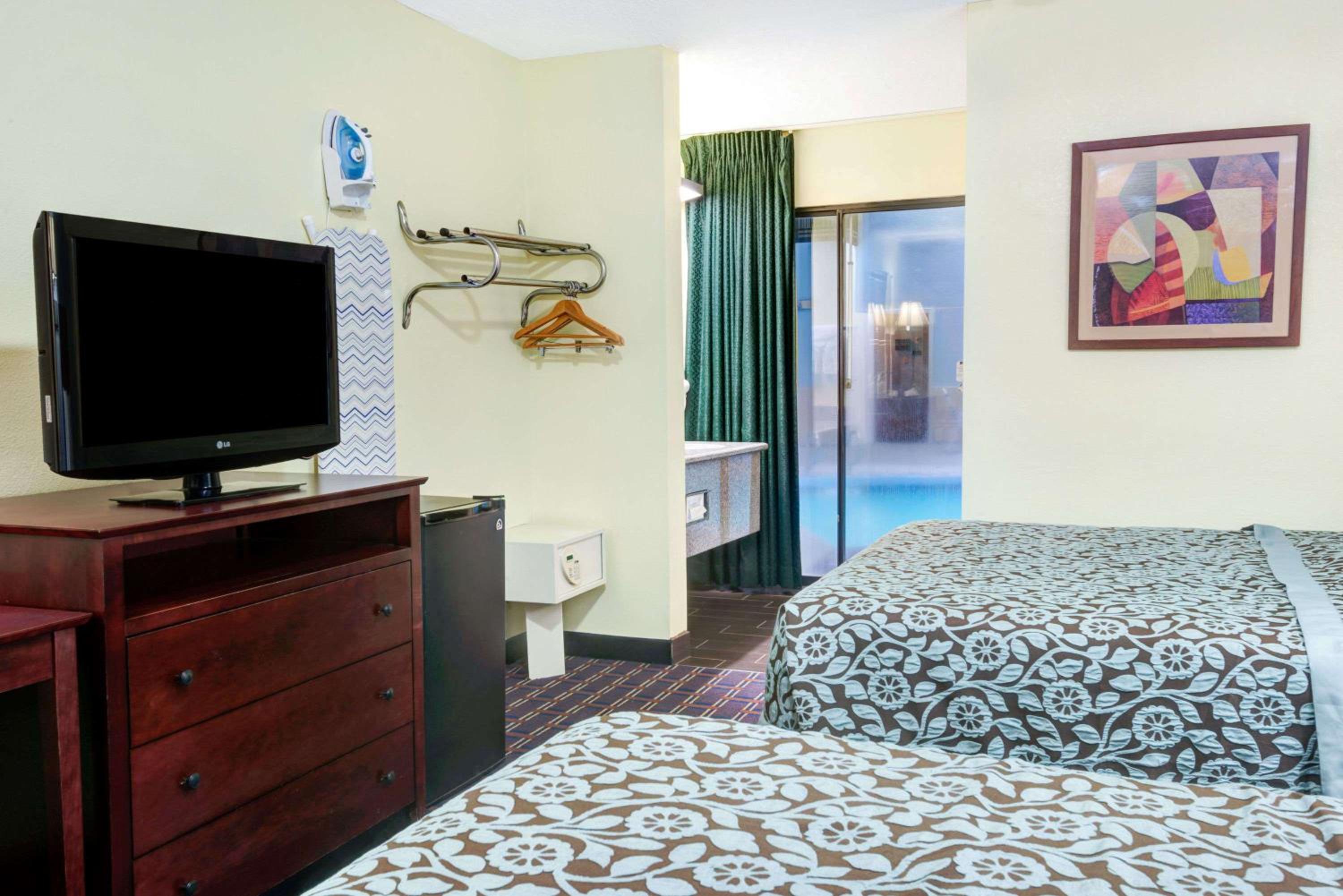 Queen Room with Two Queen Beds - Non-Smoking - Photo 1