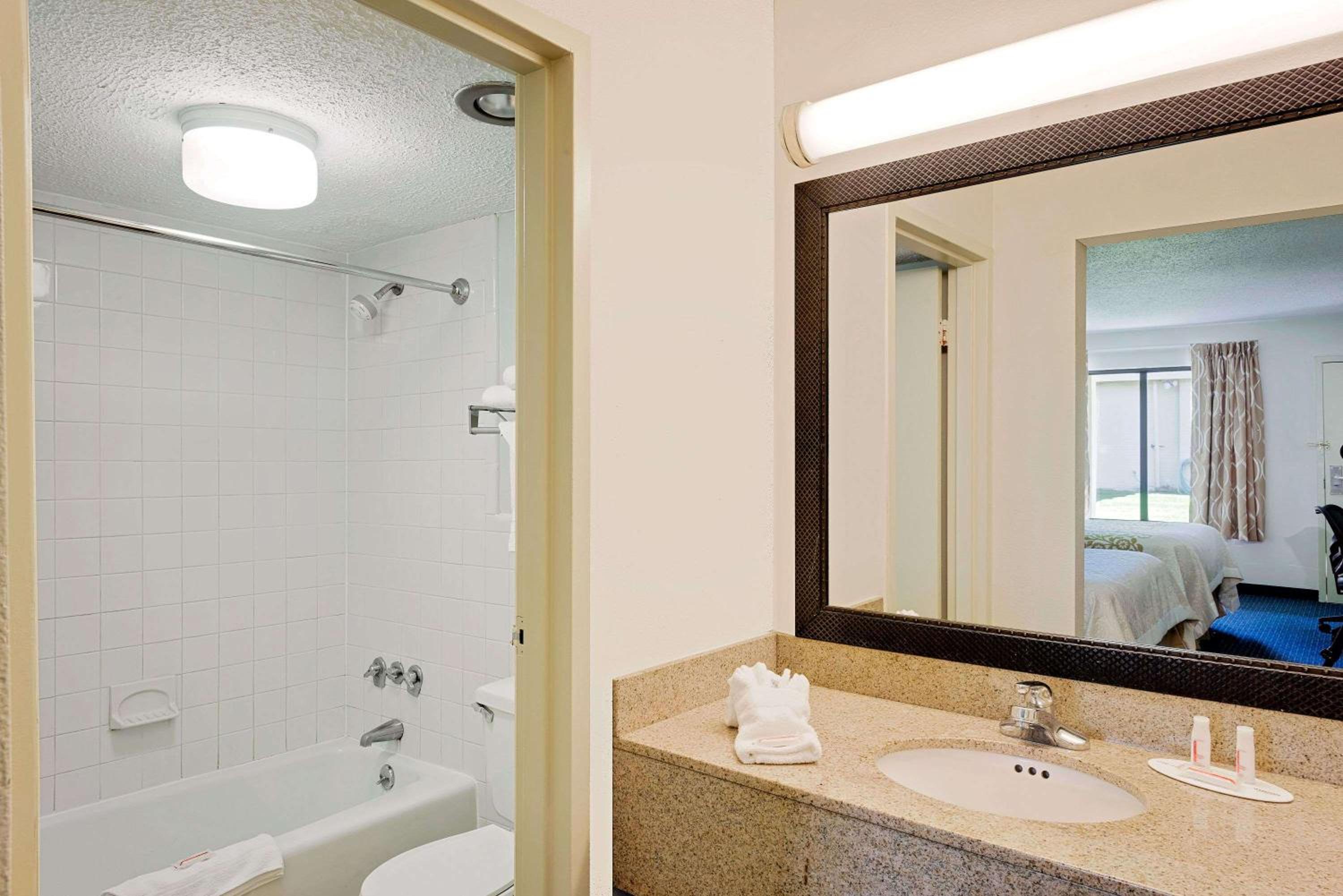 Deluxe King Room - Non-Smoking photo 2