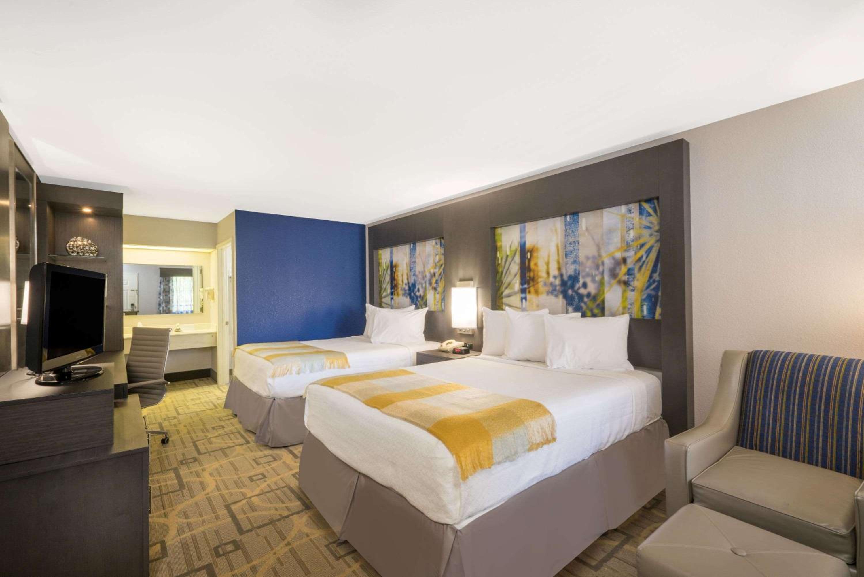 Queen Room with Two Queen Beds - Non-Smoking photo 3