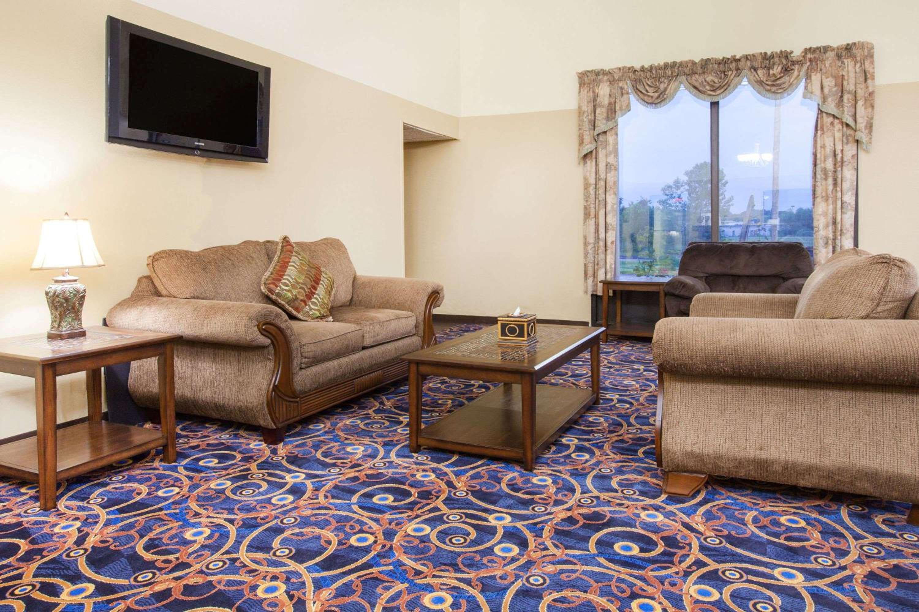 Queen Room with Two Queen Beds - Non-Smoking - Photo 1