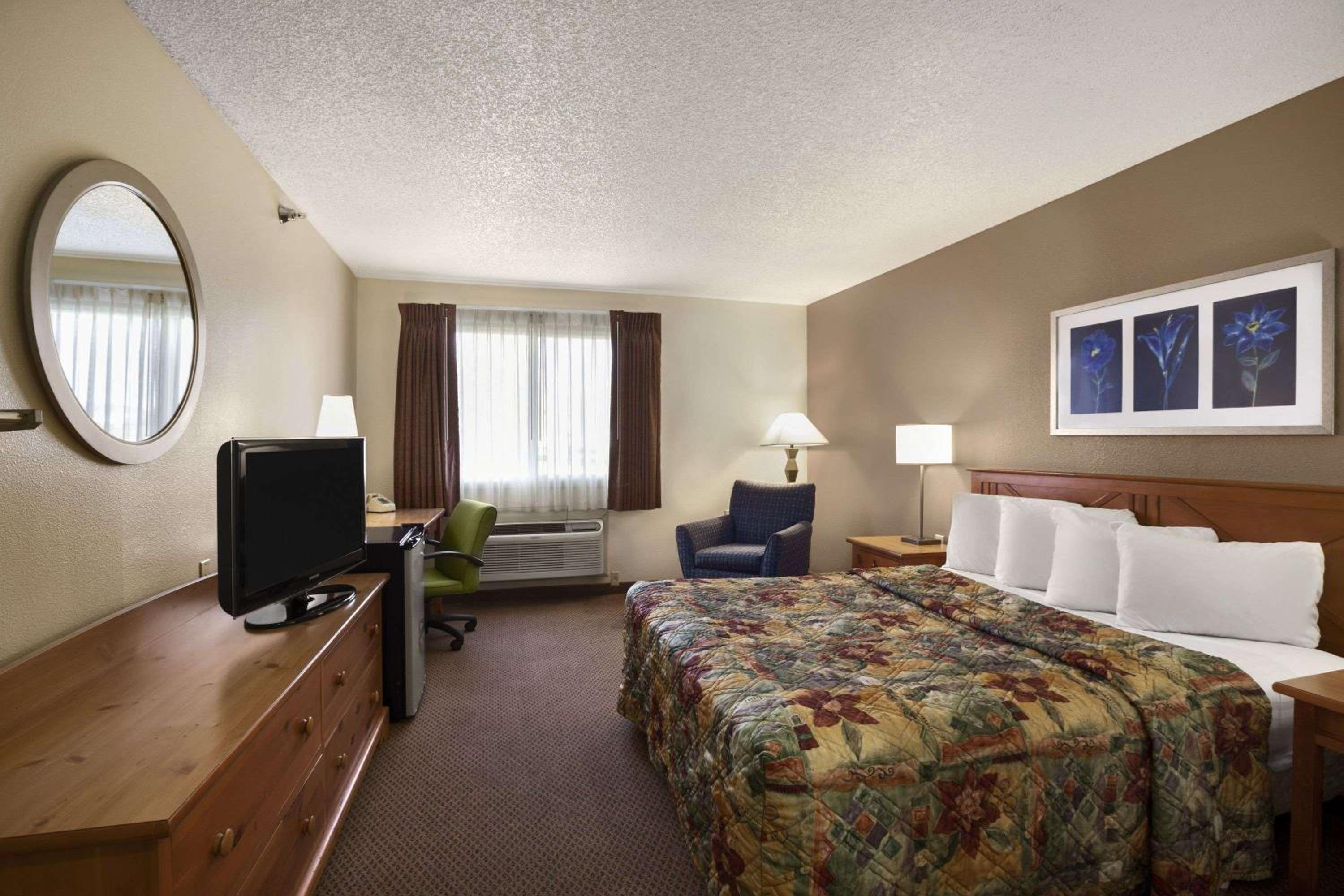 King Room - Non-Smoking - Photo 4