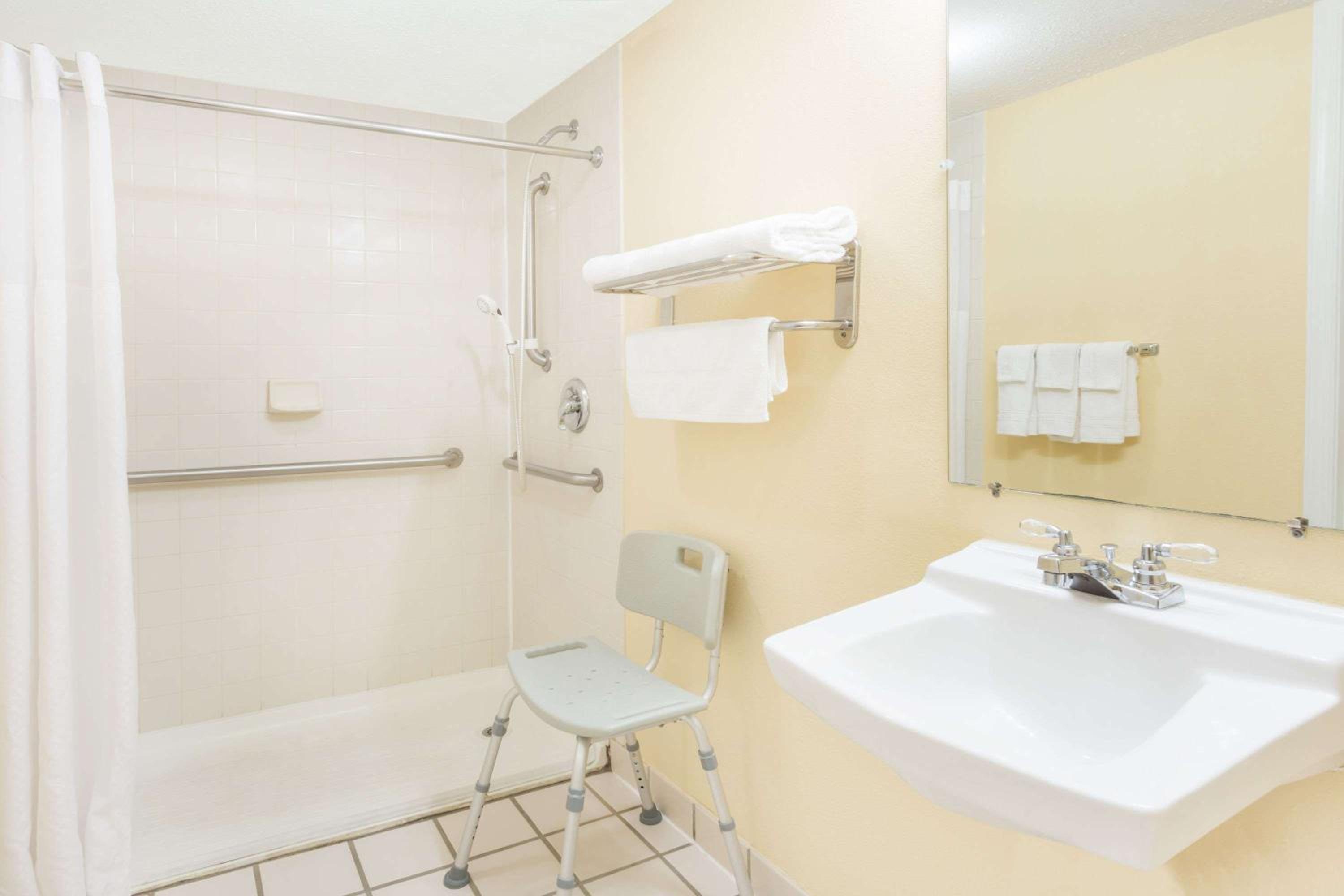 King Room - Mobility Access/Non-Smoking - Photo 3