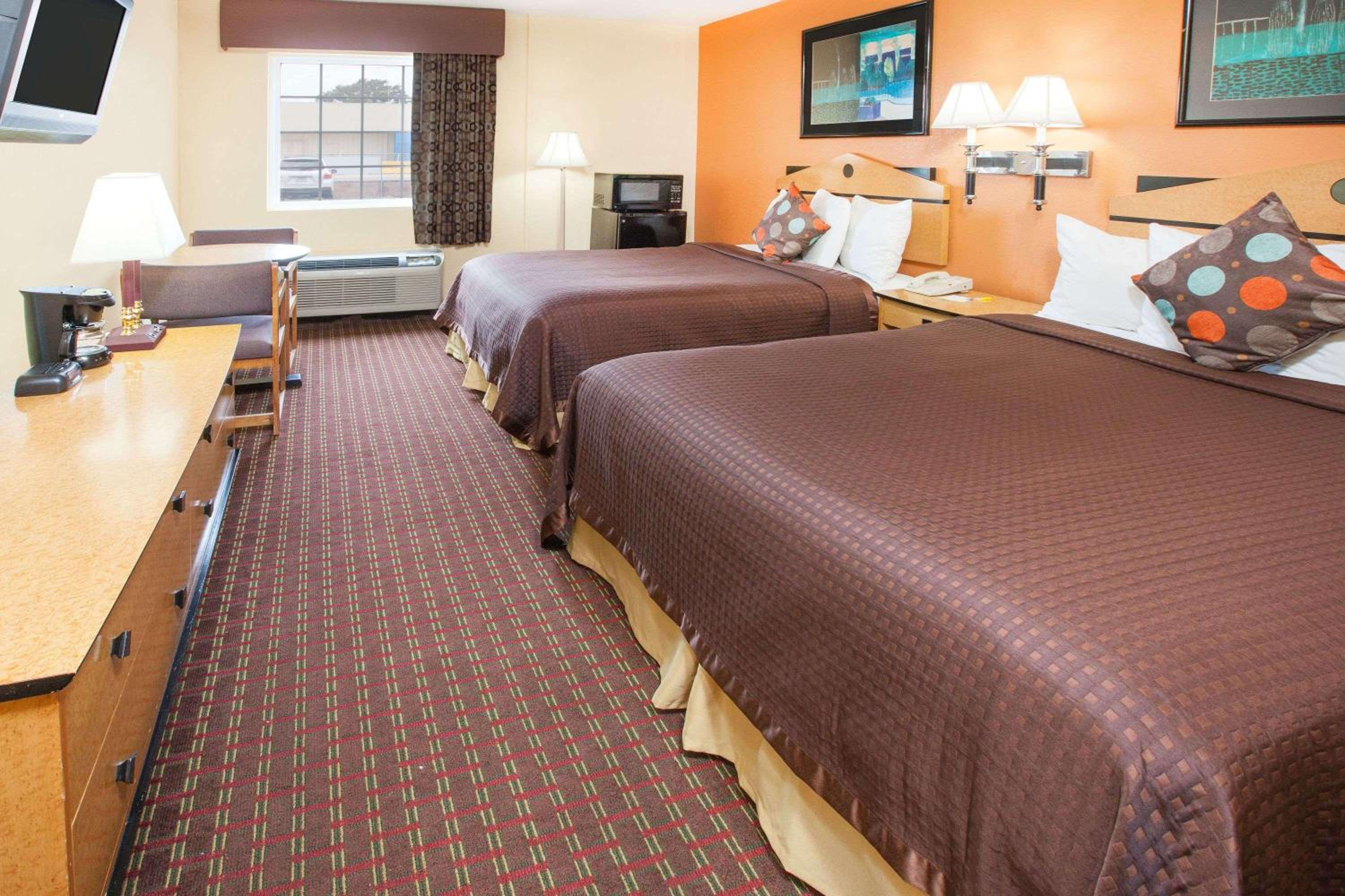 Queen Room with Two Queen Beds - Non-Smoking - Photo 3