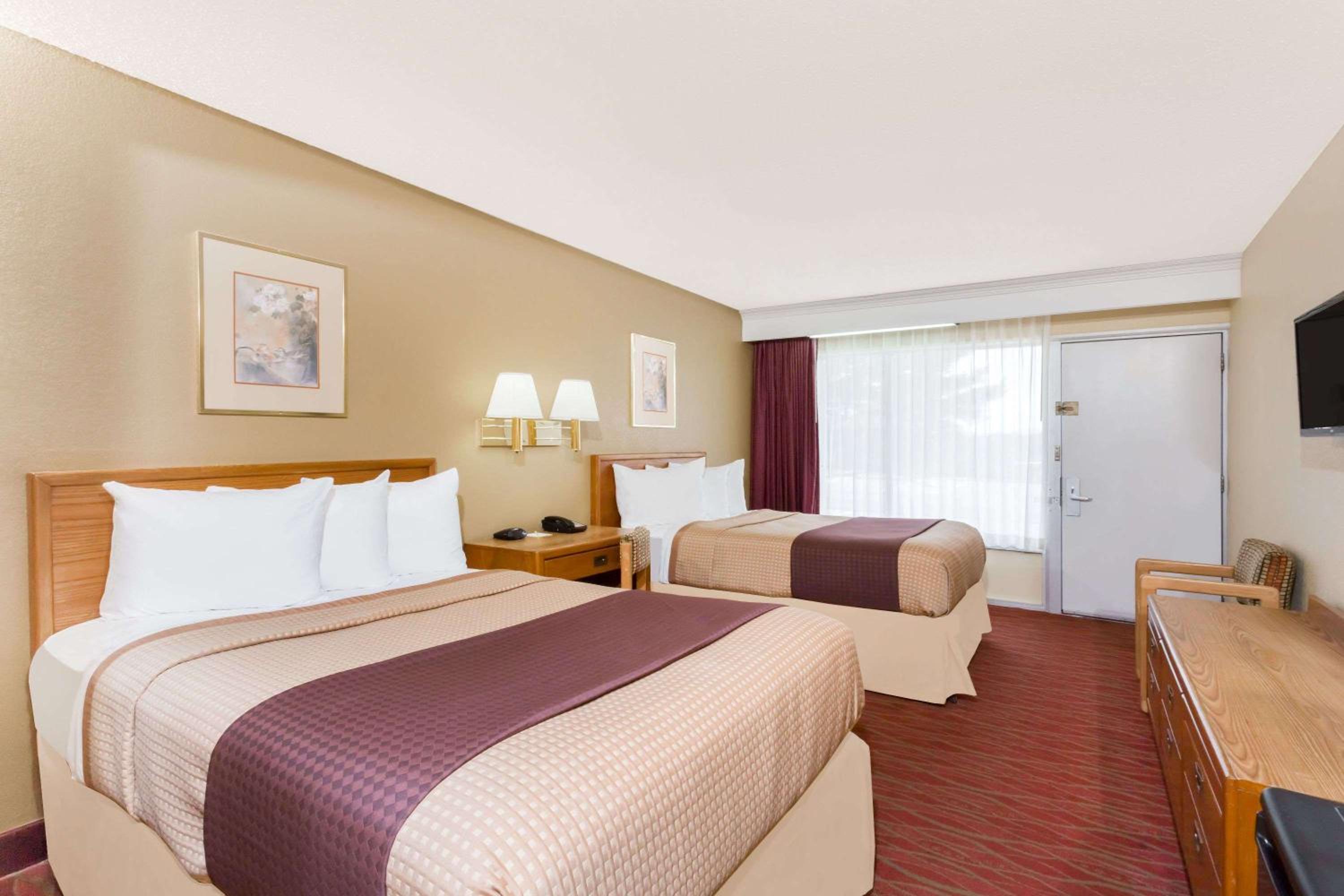 Double Room with Two Double Beds - Non-Smoking - Photo 4