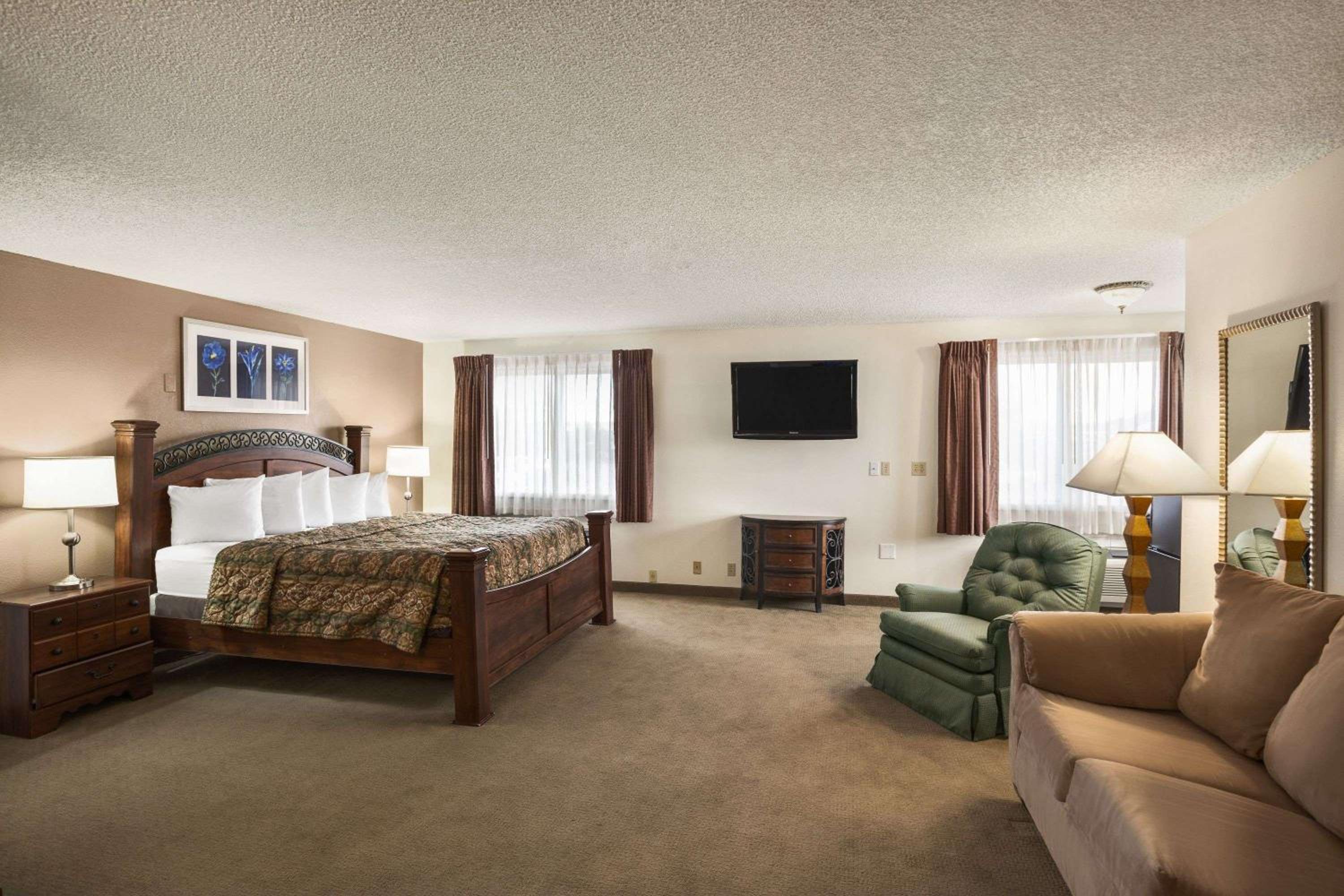 King Studio Suite - Non-Smoking - Photo 3