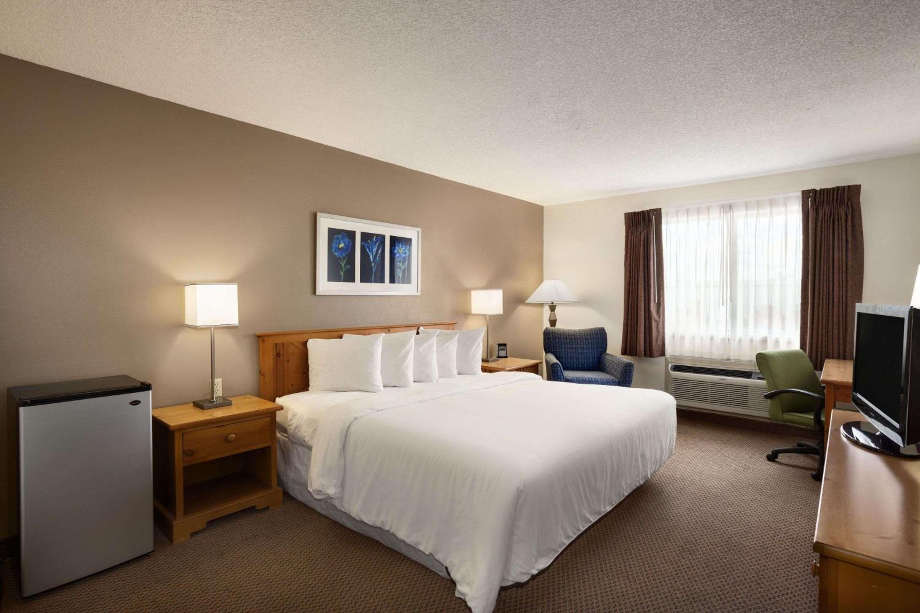 King Room - Non-Smoking - Photo 3