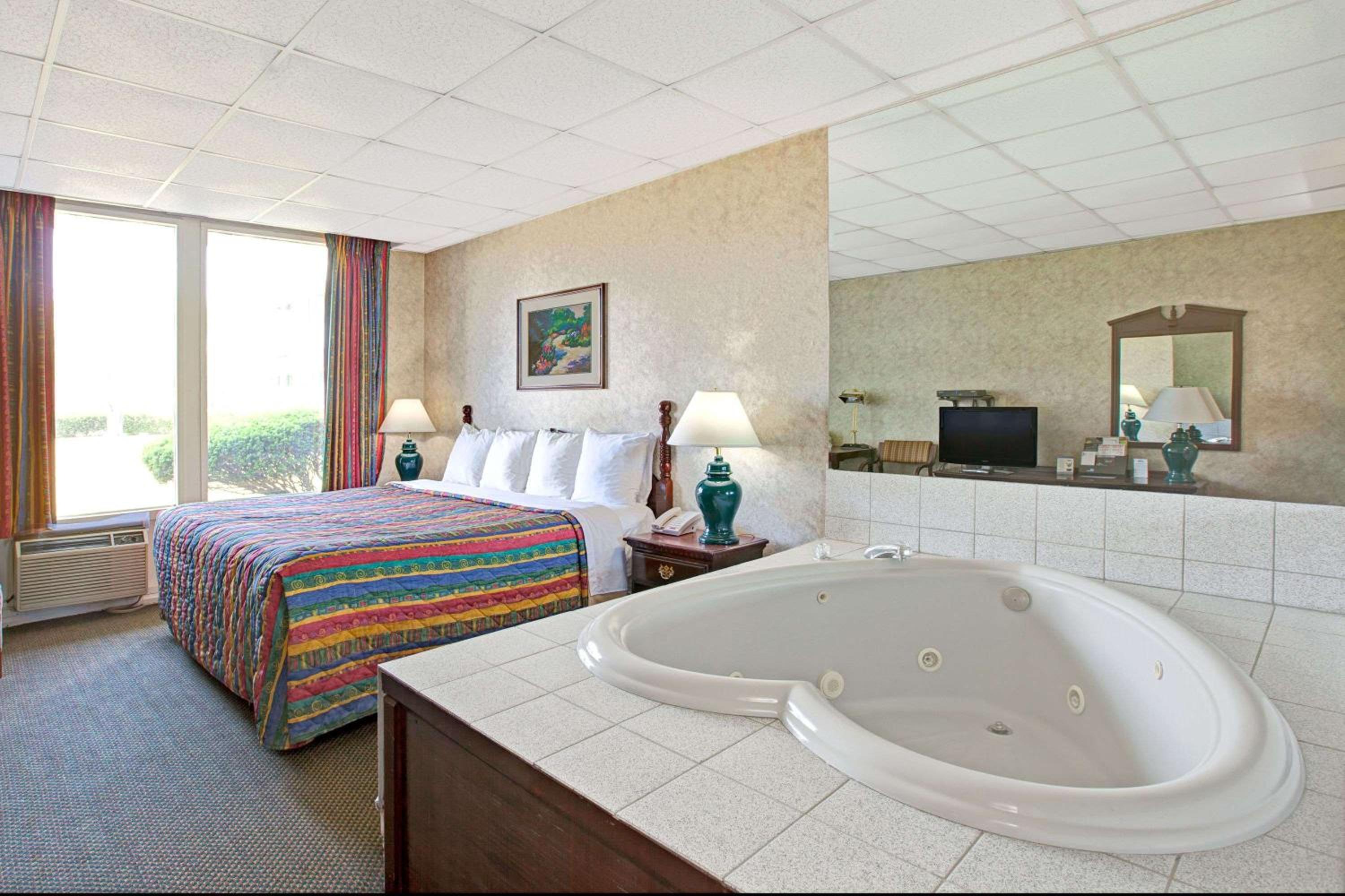 King Suite with Jetted Tub - Exterior Hall/Non-Smoking - Photo 1