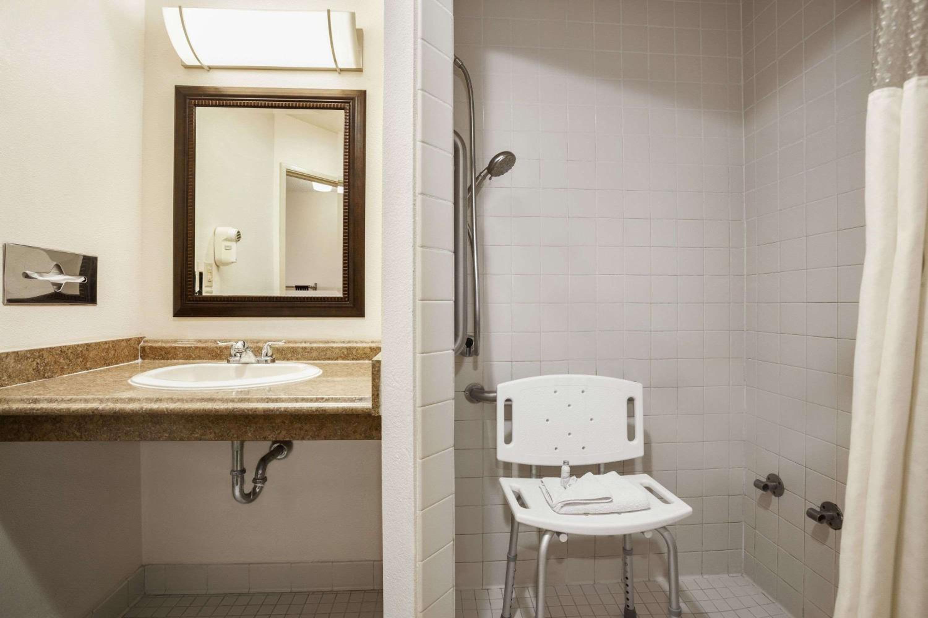 Queen Room - Disability Access - Non-Smoking - Photo 4