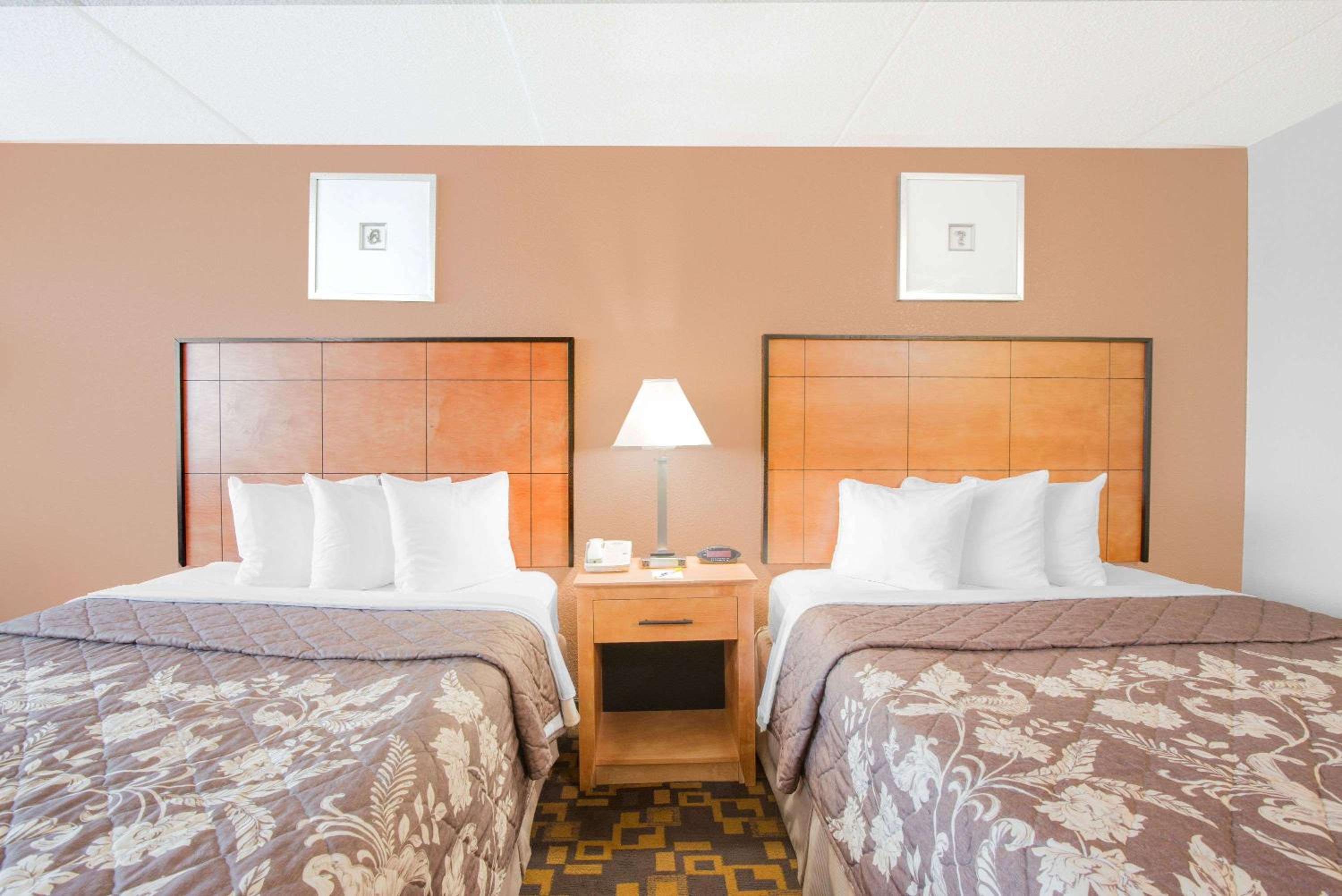 Queen Room with Two Queen Beds - Non-Smoking - Photo 4