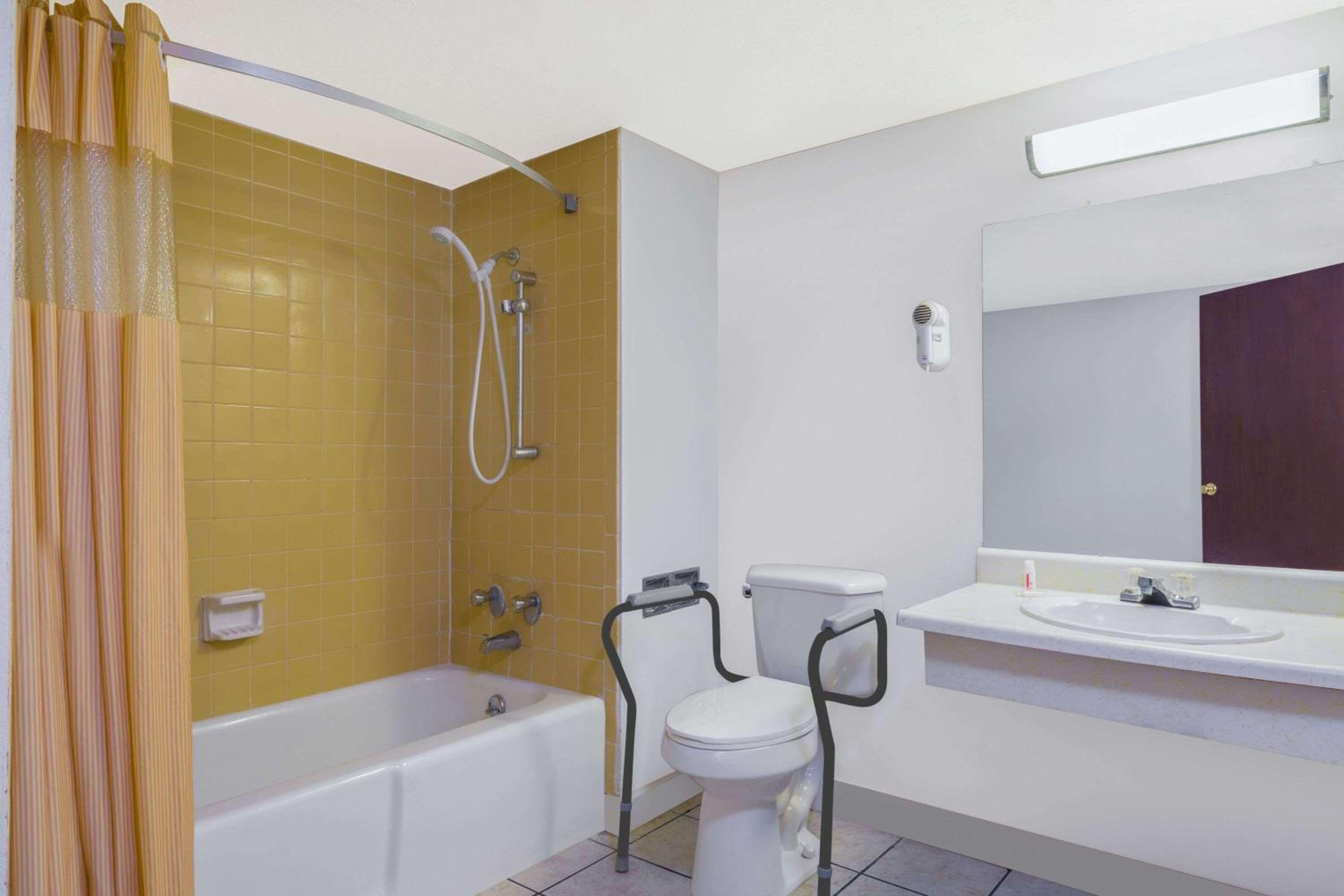 Double Room - Disability Access/Non-Smoking - Photo 4