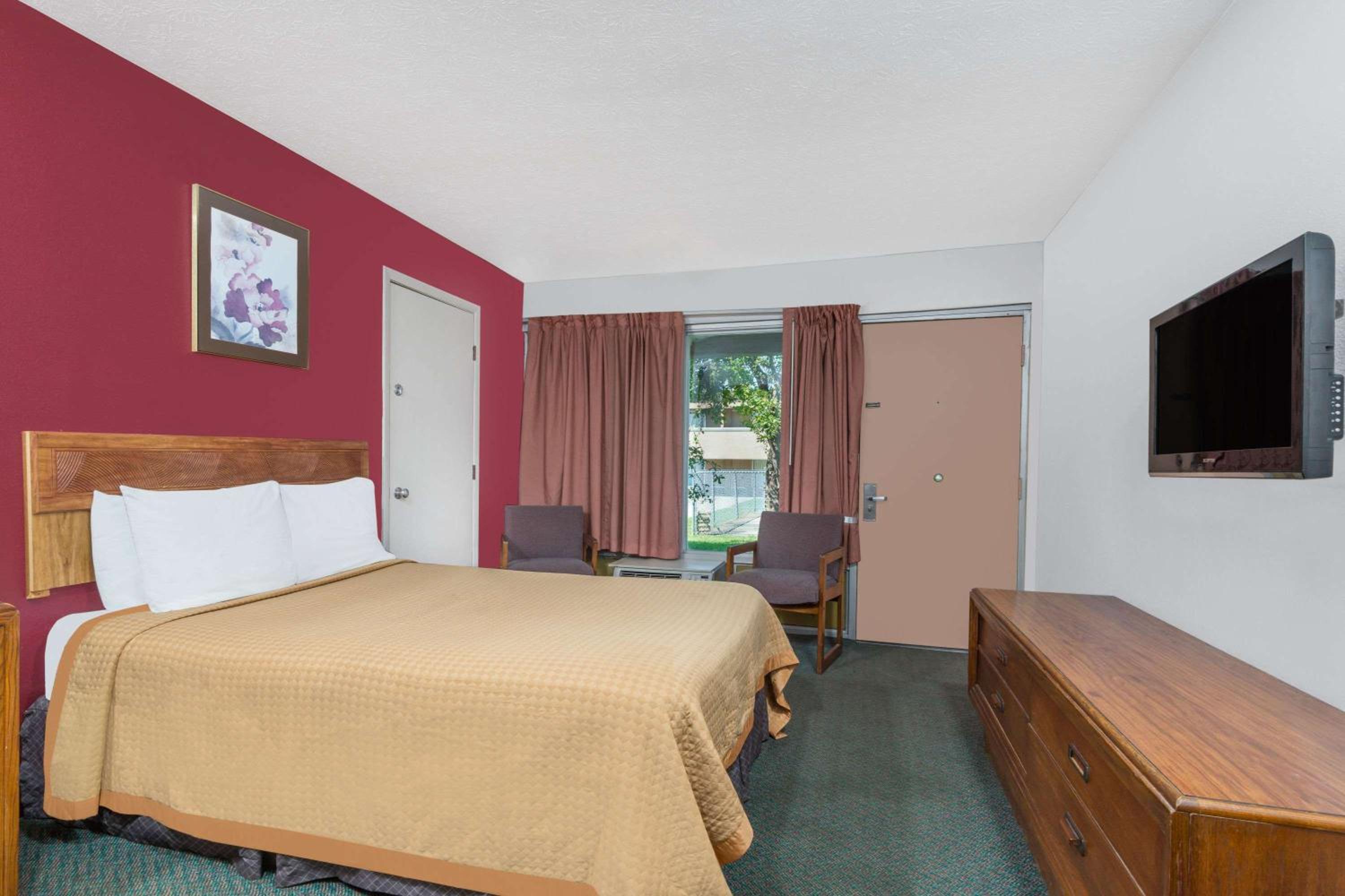 Double Room with Two Double Beds - Smoking - Photo 1