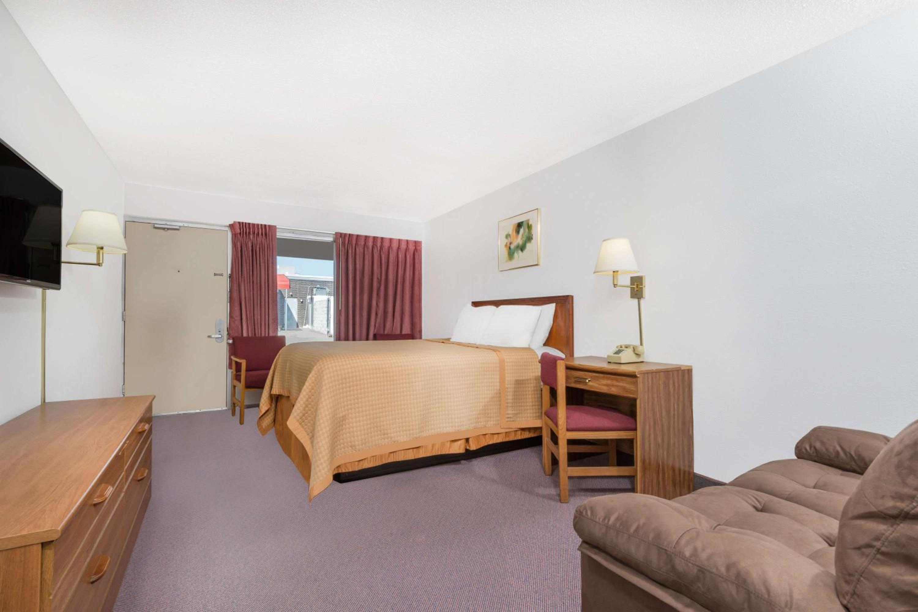 Queen Room - Non-Smoking - Photo 2