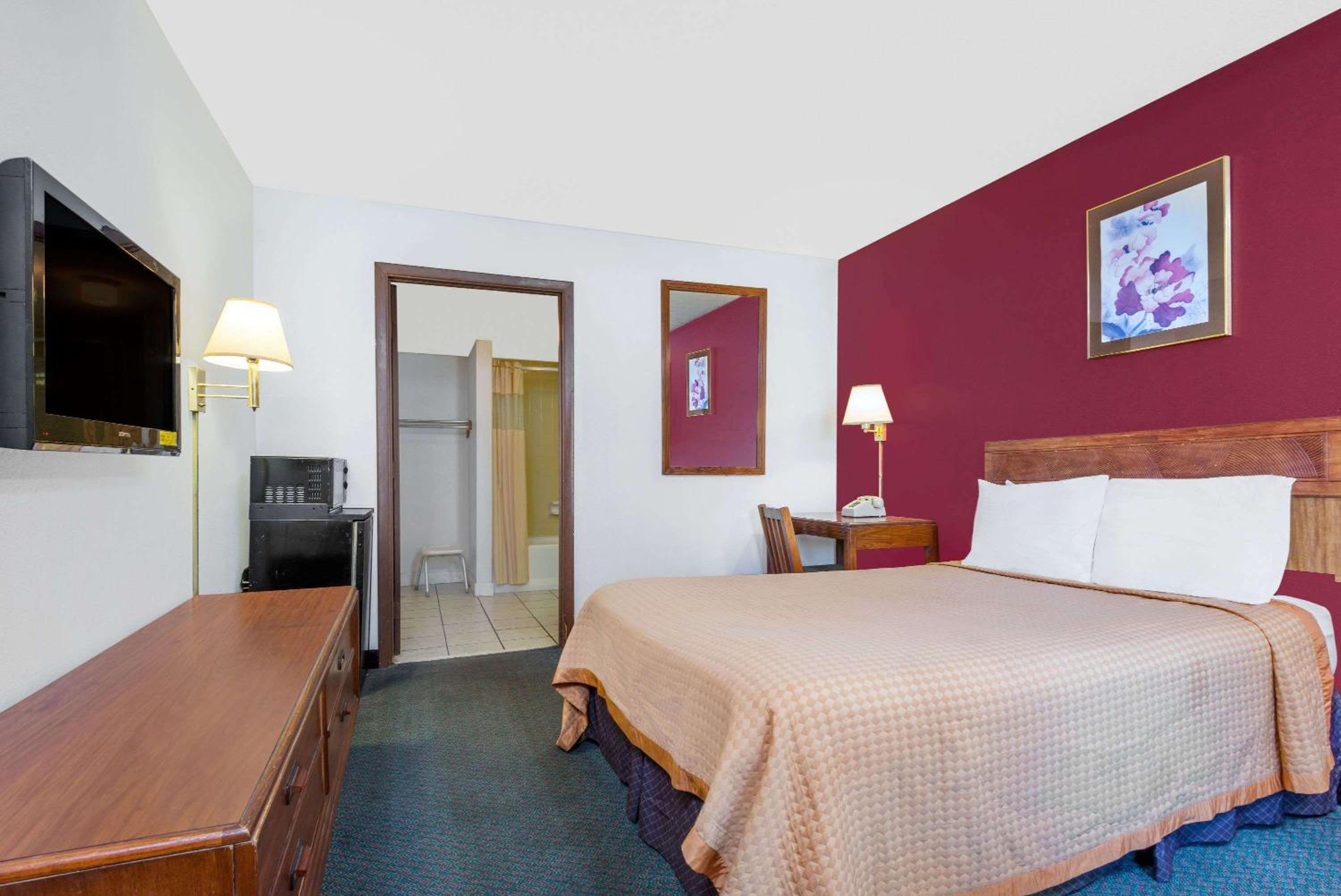 Double Room - Disability Access/Non-Smoking - Photo 3