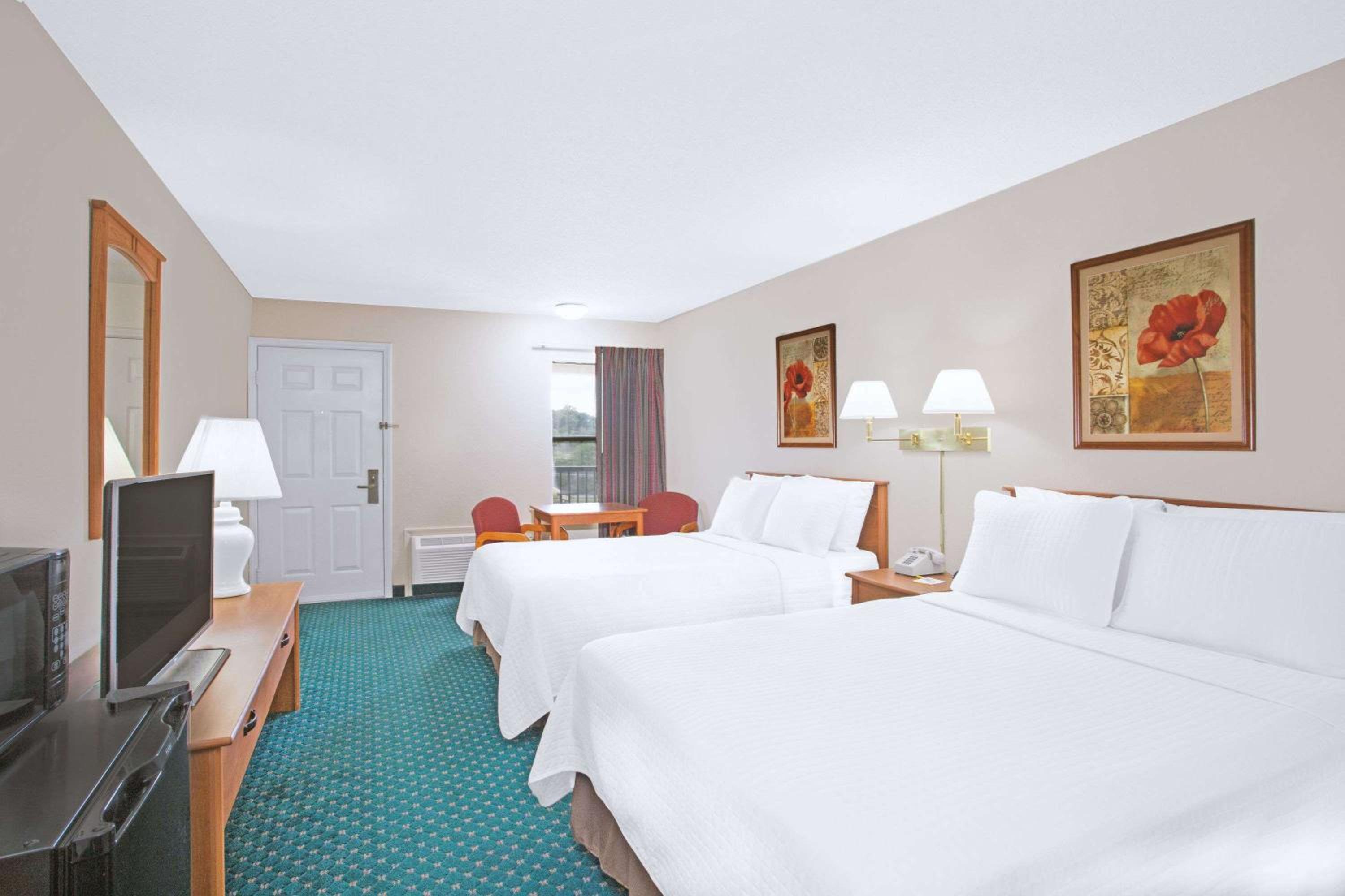 Double Room with Two Double Beds - Smoking - Photo 1