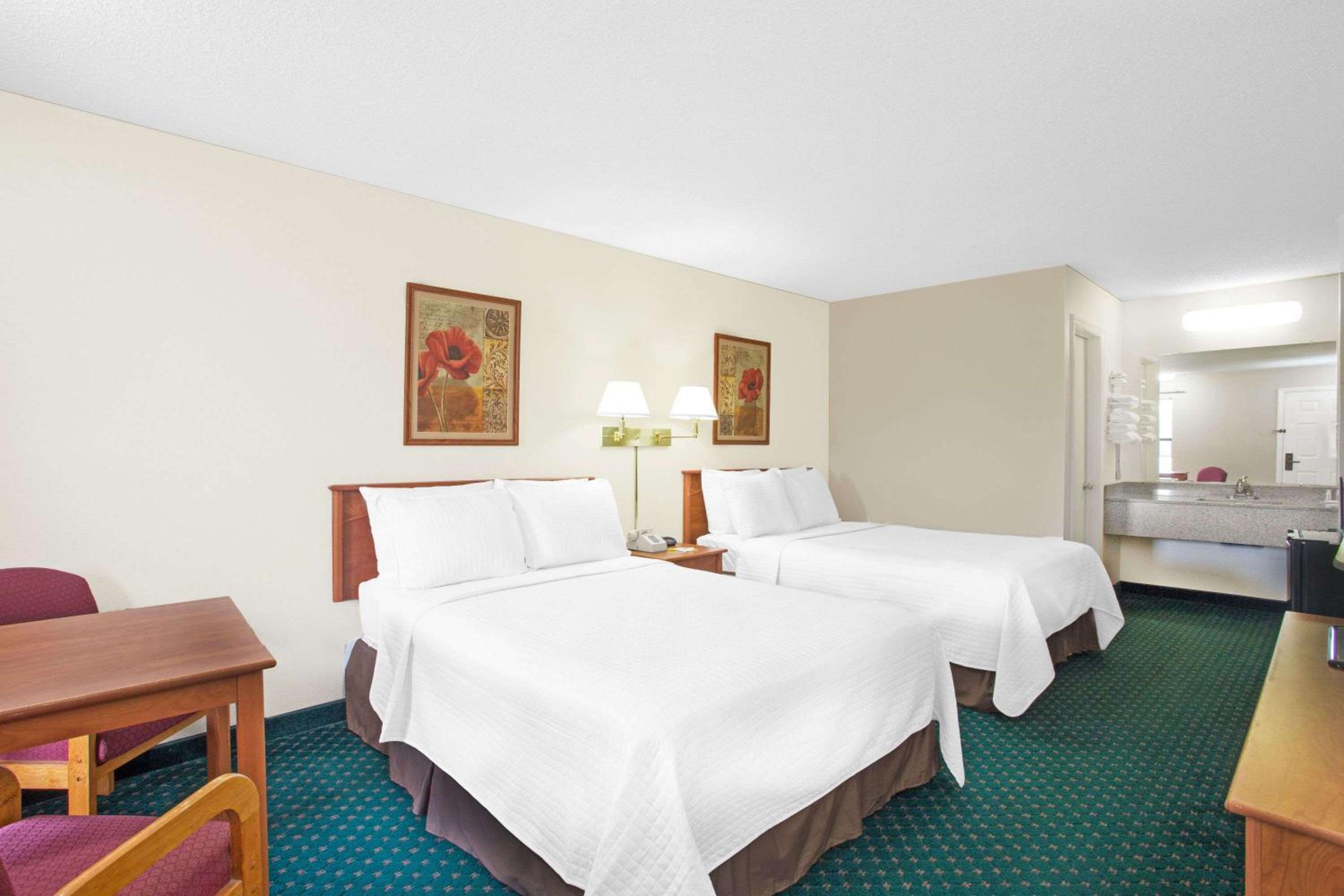 Double Room with Two Double Beds - Smoking - Photo 2