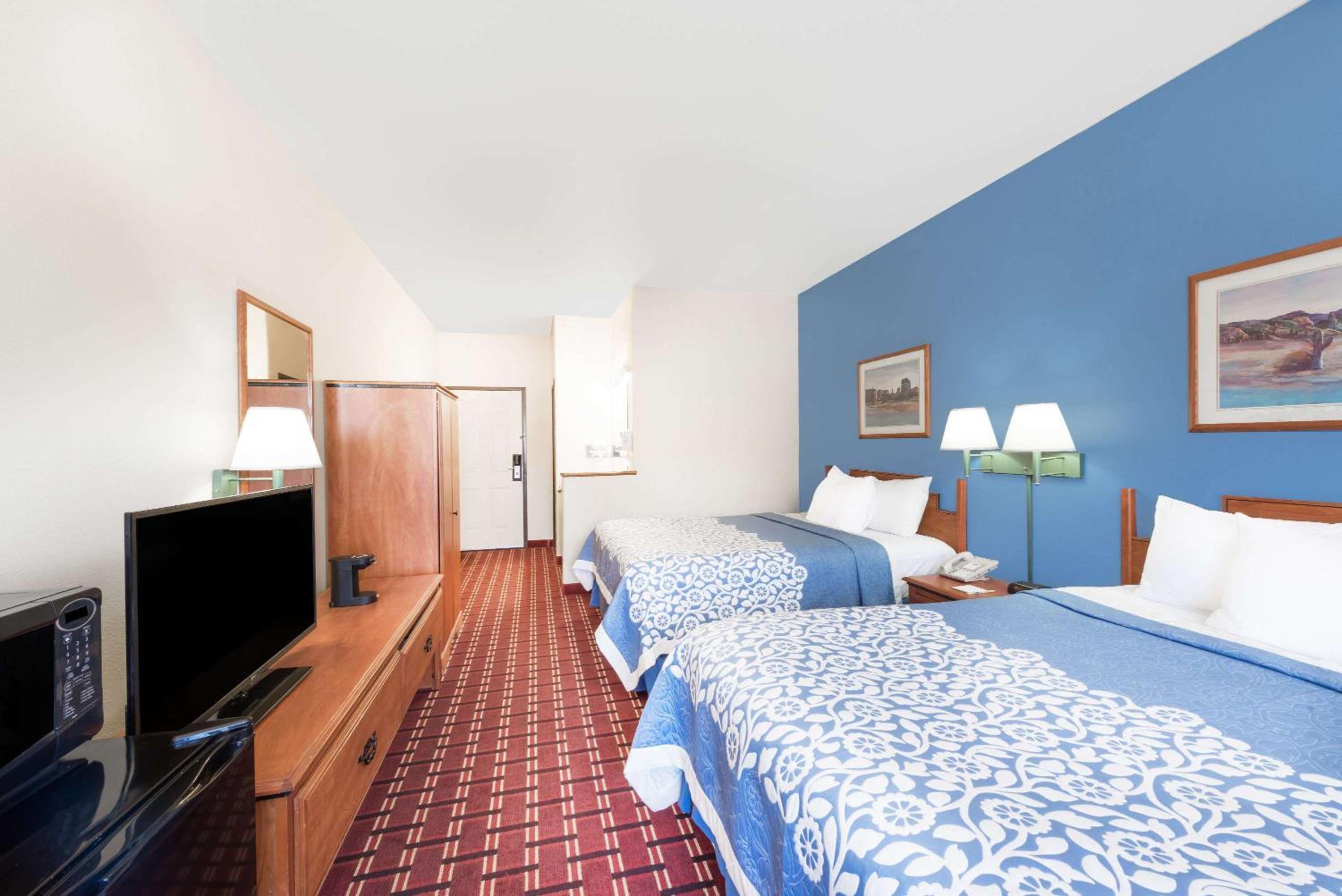 Queen Room with Two Queen Beds - Non-Smoking - Photo 1