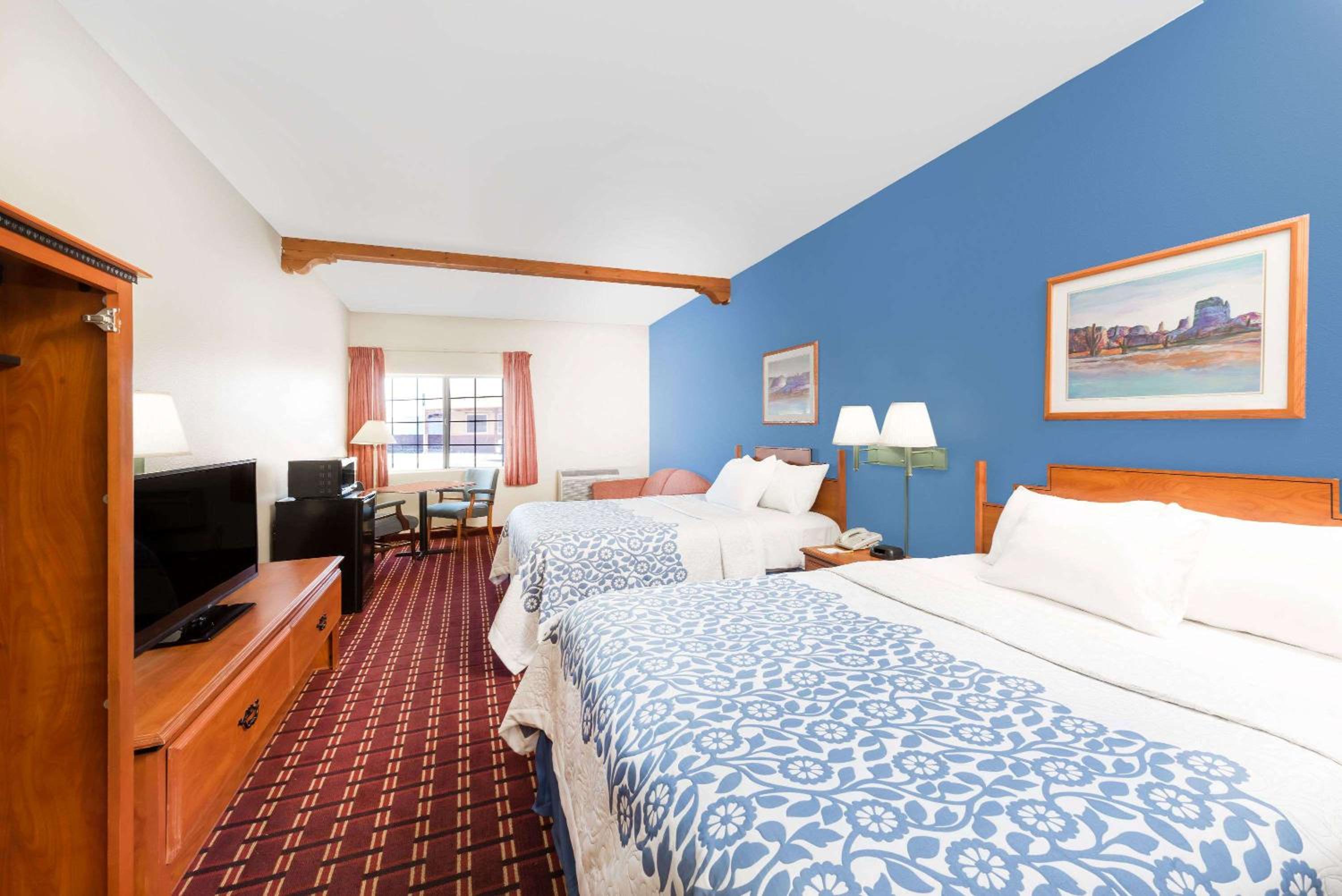 Queen Room with Two Queen Beds - Non-Smoking - Photo 2