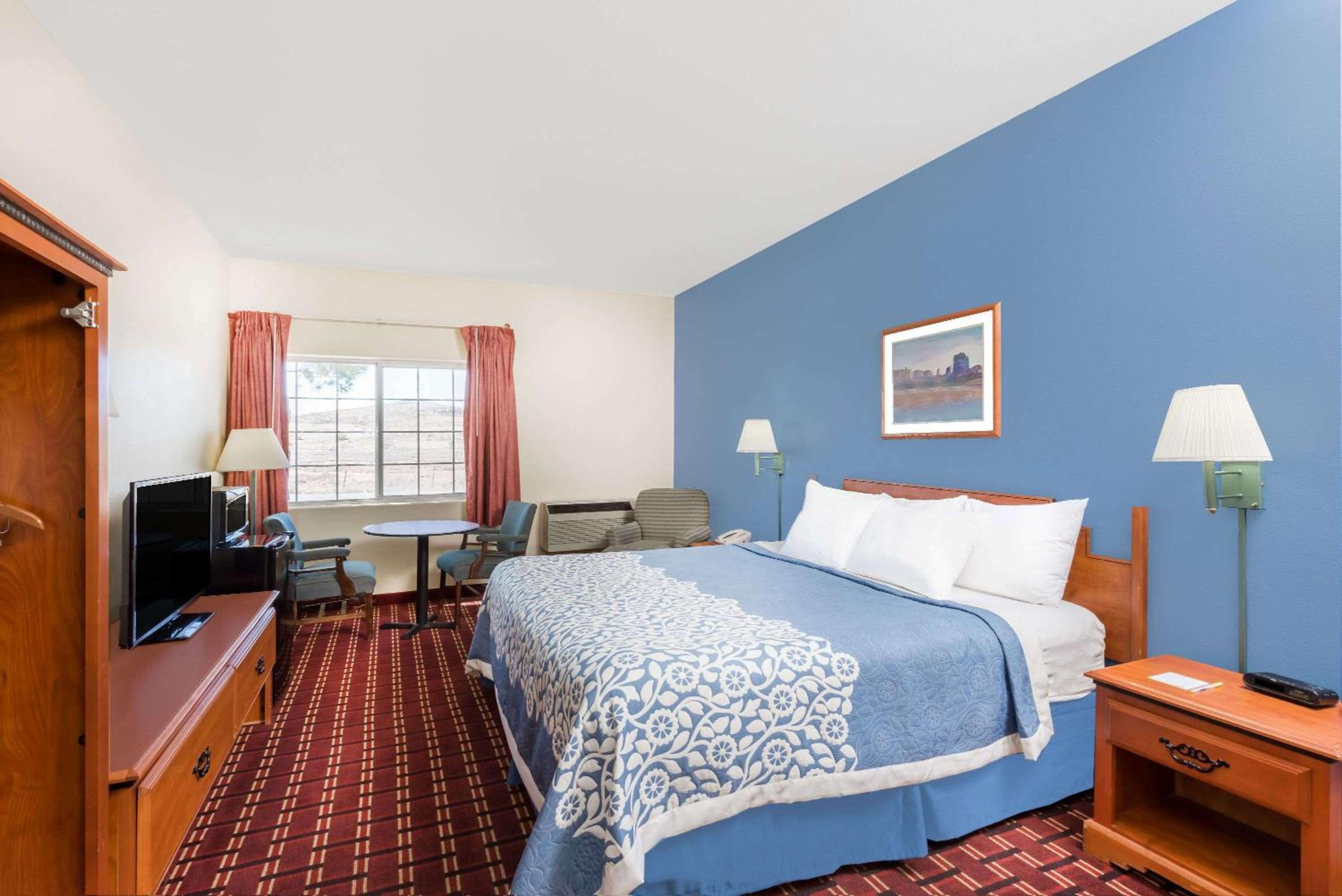 King Room - Non-Smoking - Photo 4