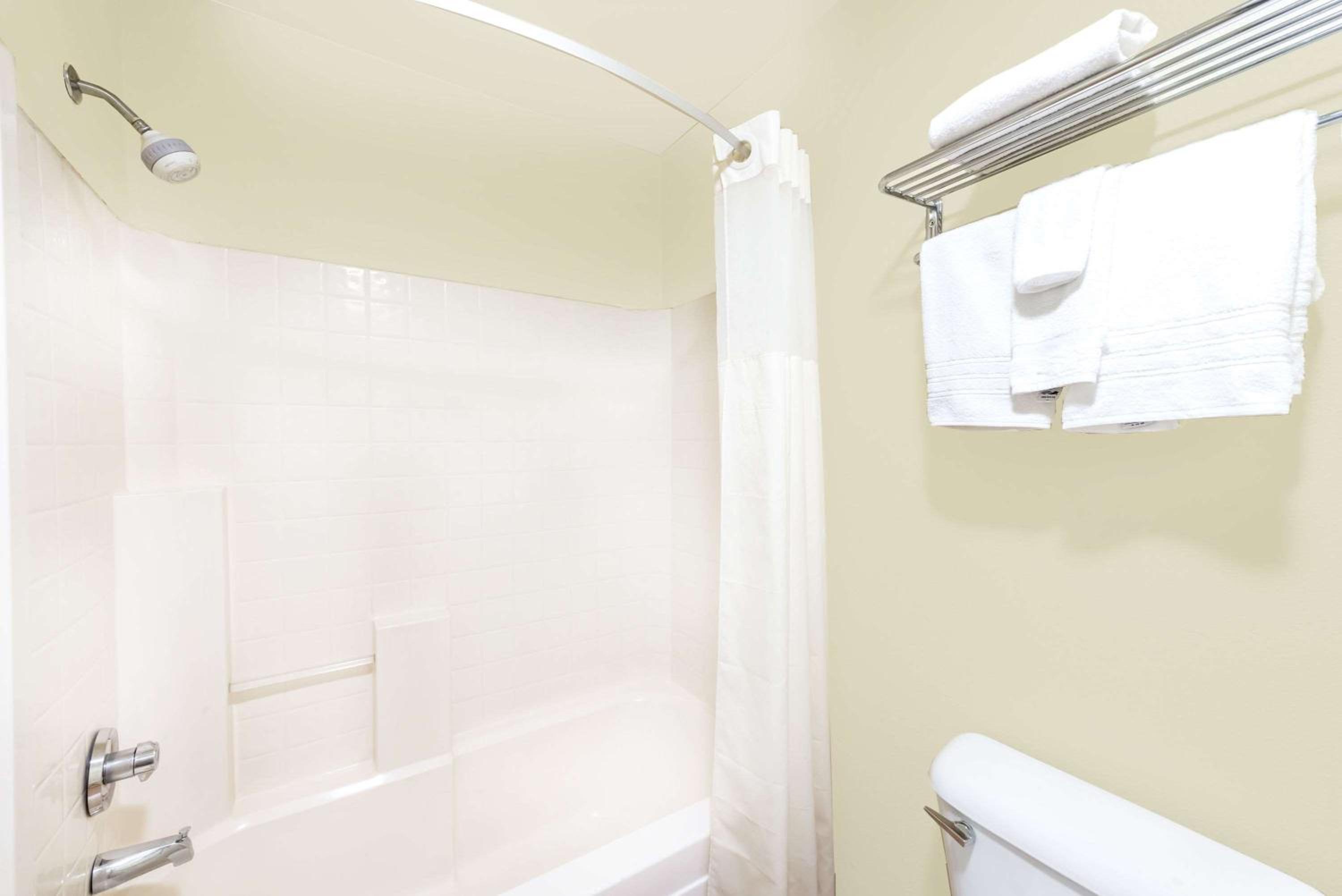 King Room - Non-Smoking - Photo 3