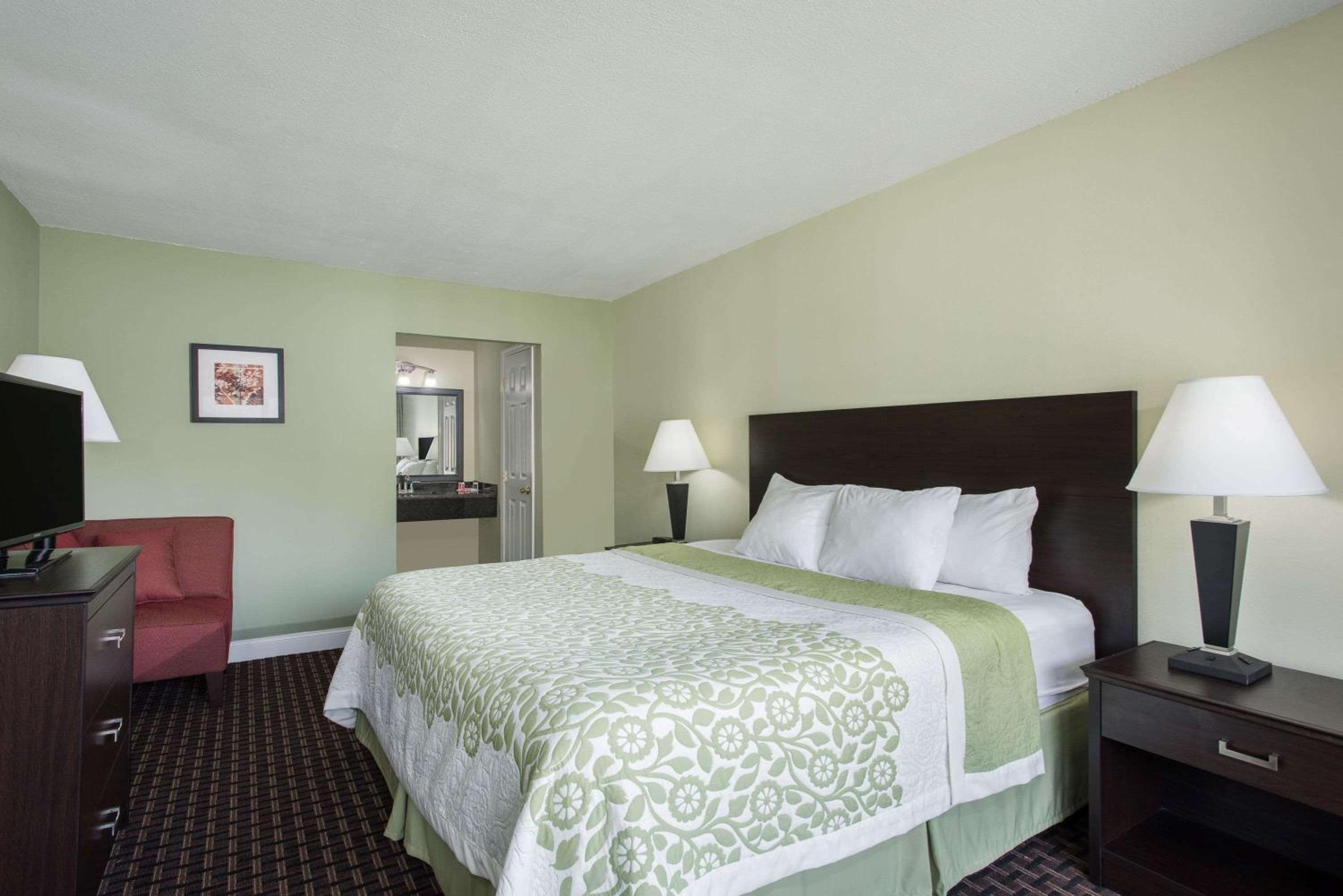 King Room - Non-Smoking - Photo 1
