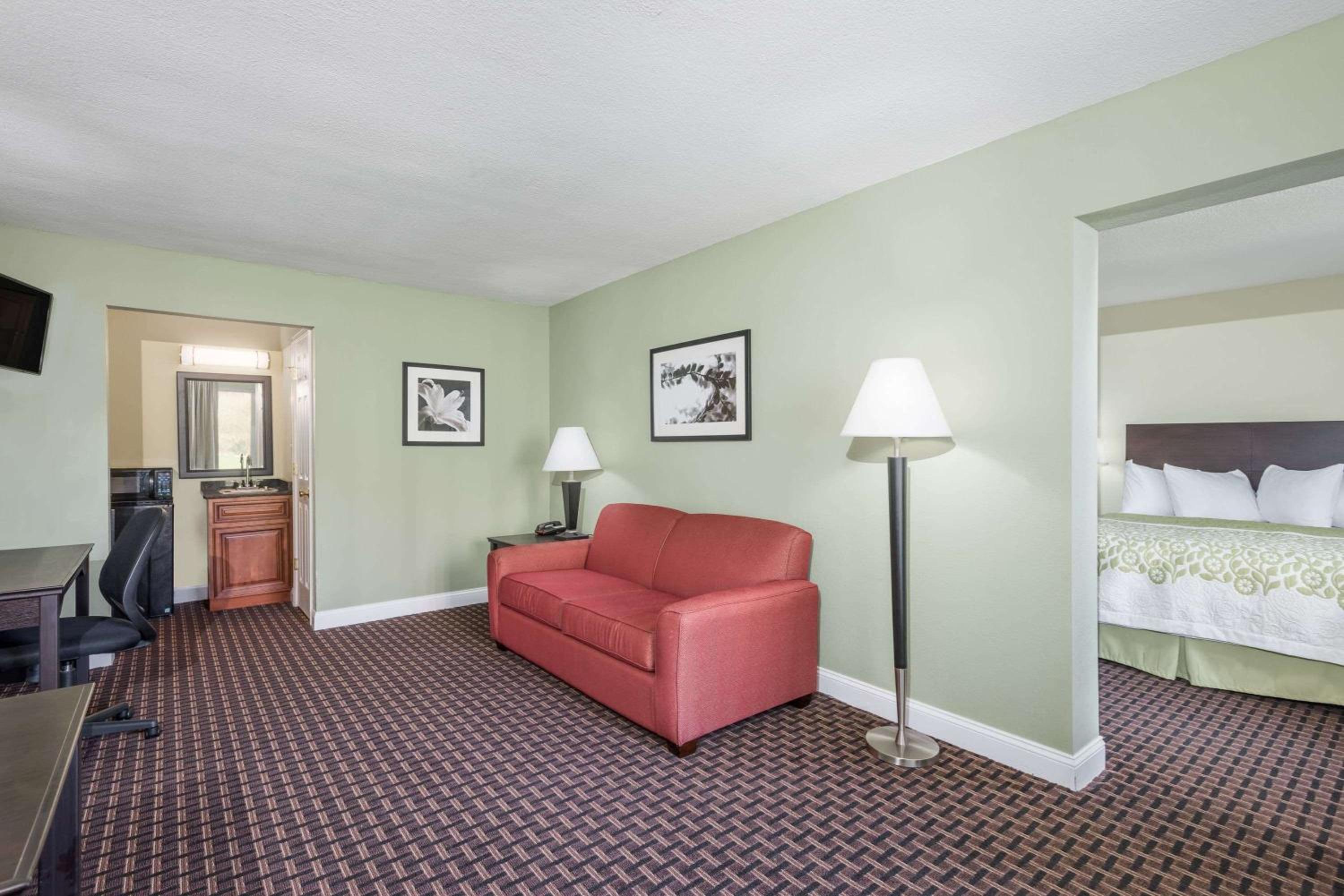 Pet Friendly Room with One King Bed - Non-Smoking - Photo 1