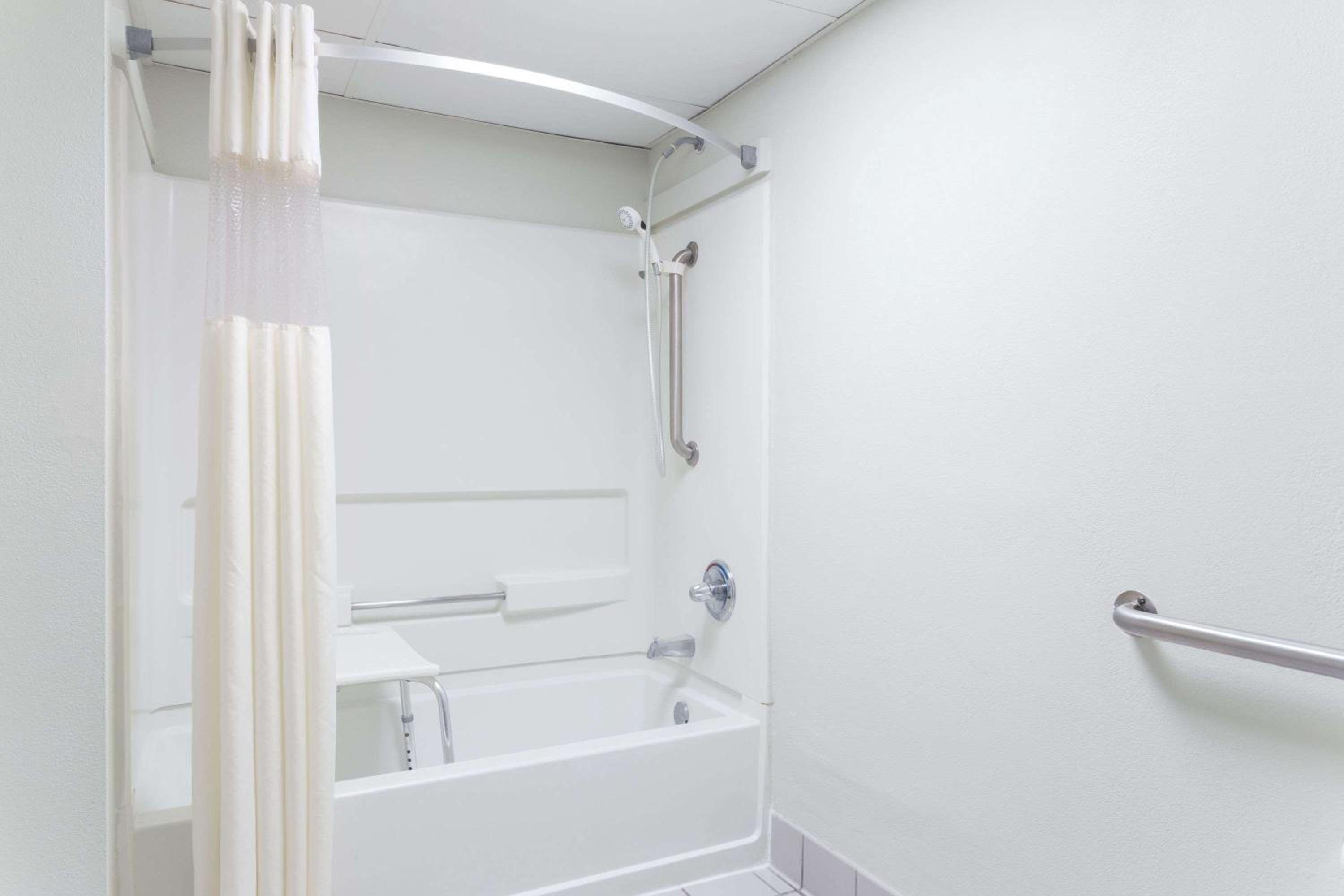 KING ROOM - DISABILITY ACCESS - Photo 2