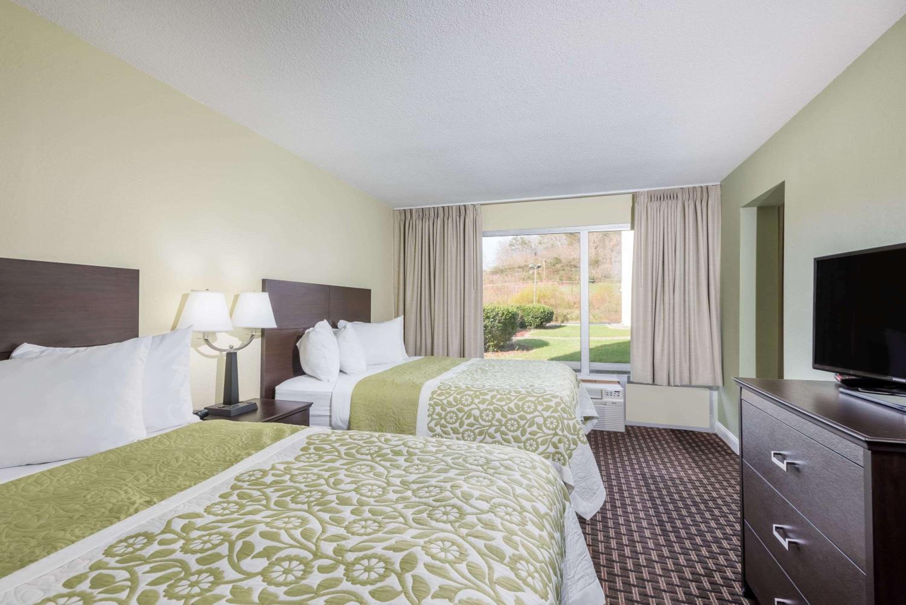 Queen Suite with Two Queen Beds - Non-Smoking - Photo 2