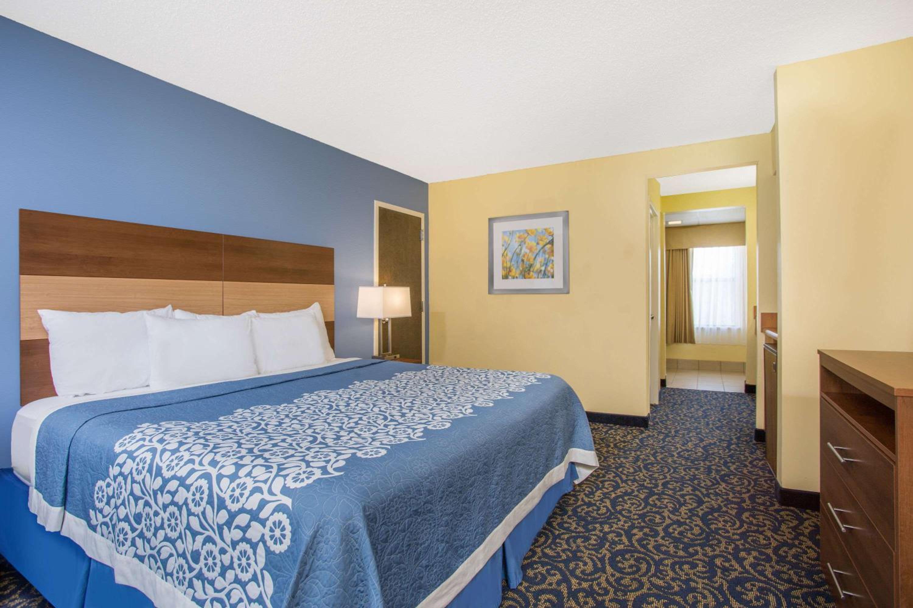 Deluxe Business Queen Room - Non-Smoking - Photo 1